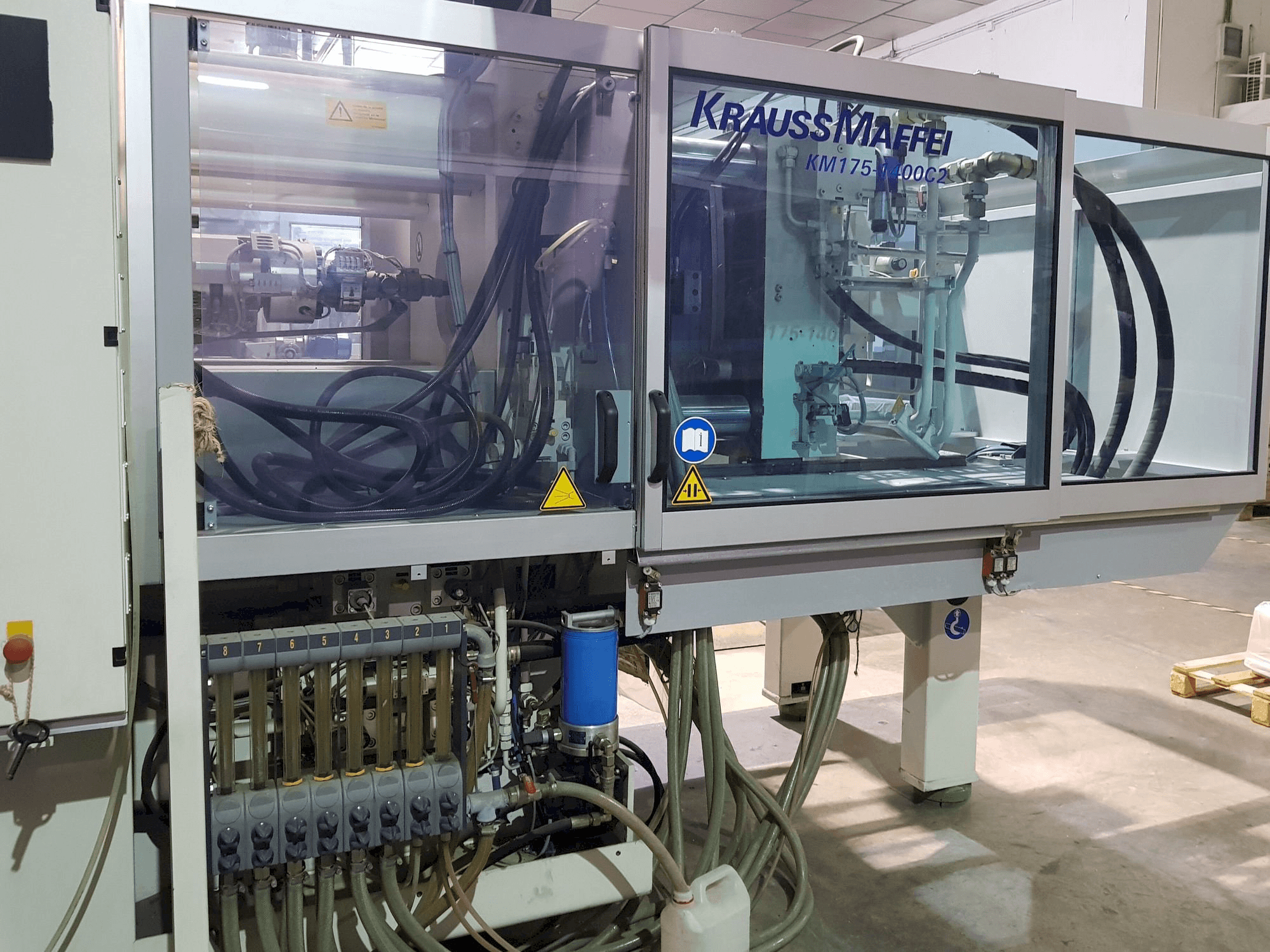 Vista frontal de la máquina Krauss Maffei 175-1400 C2