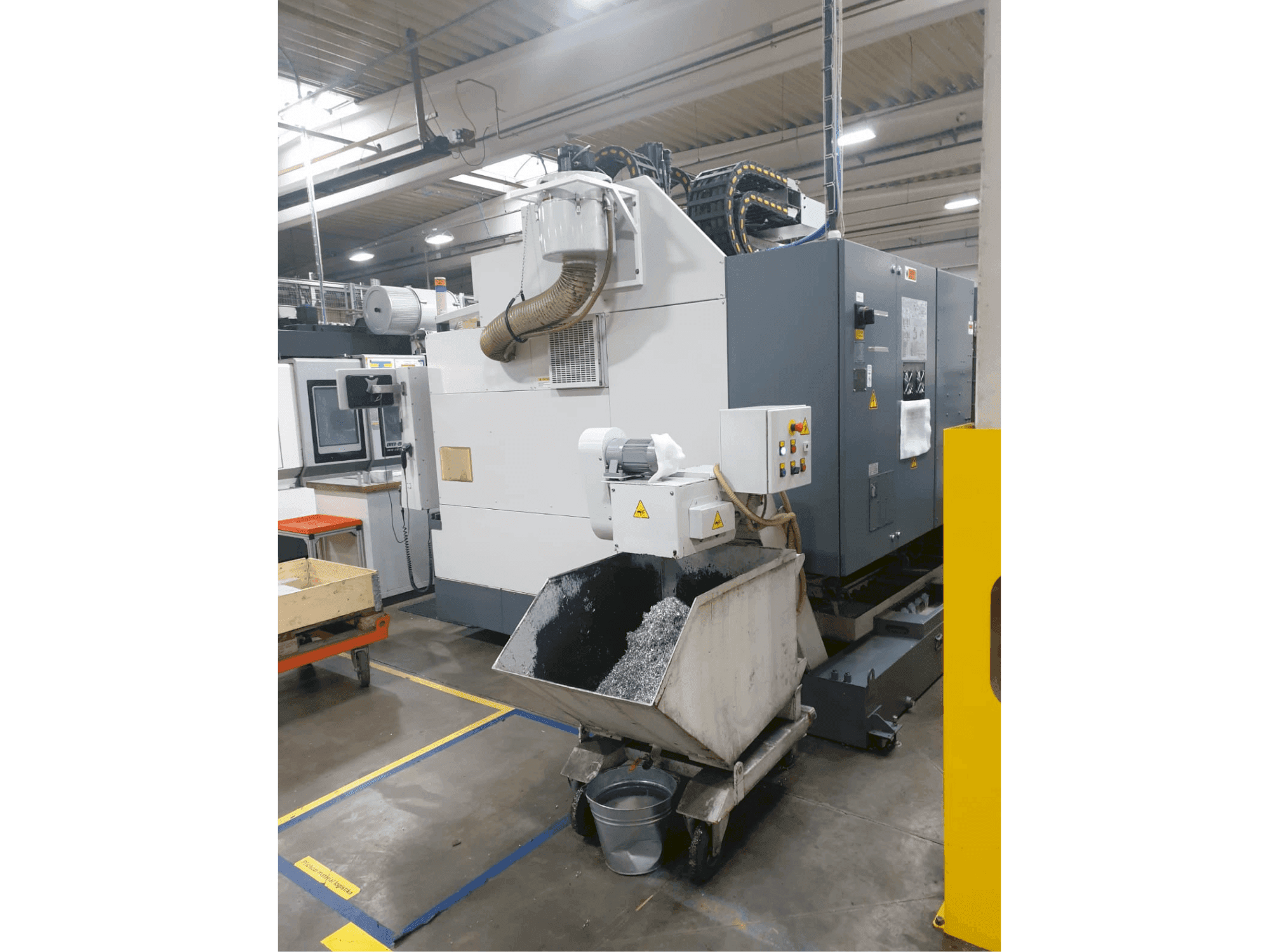 Vista frontal de la máquina Okuma MB-66VA