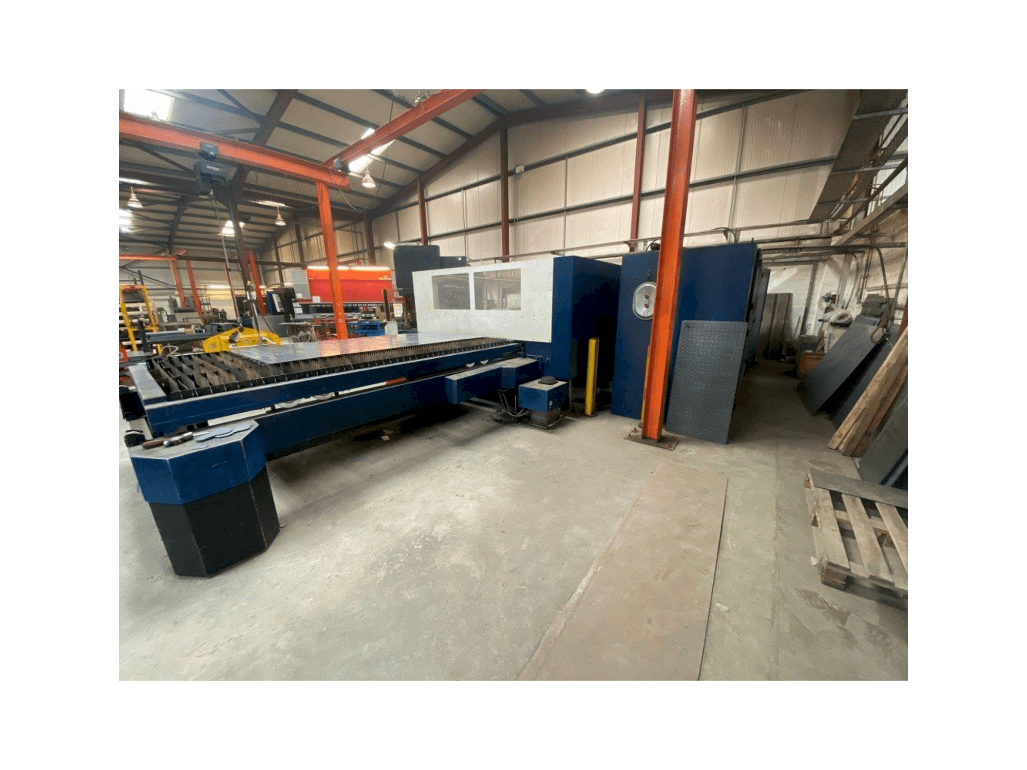 Vista frontal de la máquina Trumpf TRUMATIC L3030