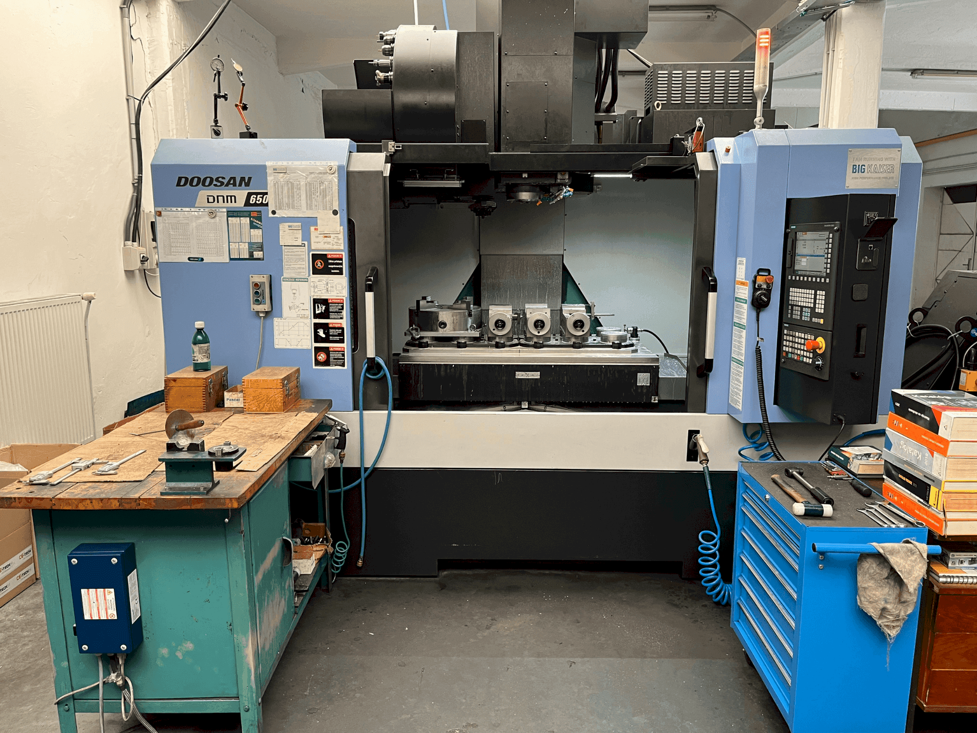 Vista frontal de la máquina DOOSAN DNM 650 II