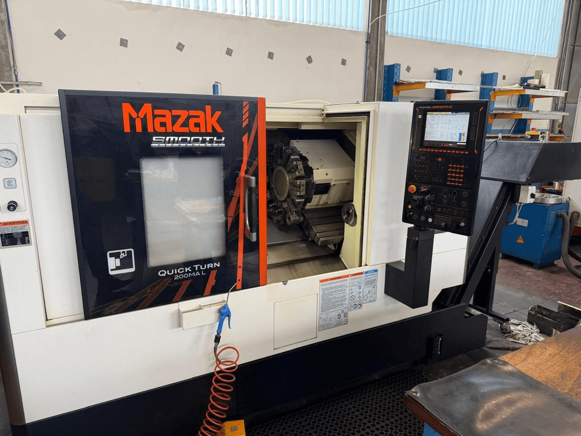 Máquina de torneado horizontal QUICK TURN 200MA L de Mazak, vista frontal mostrando el panel de control y la cámara de mecanizado.