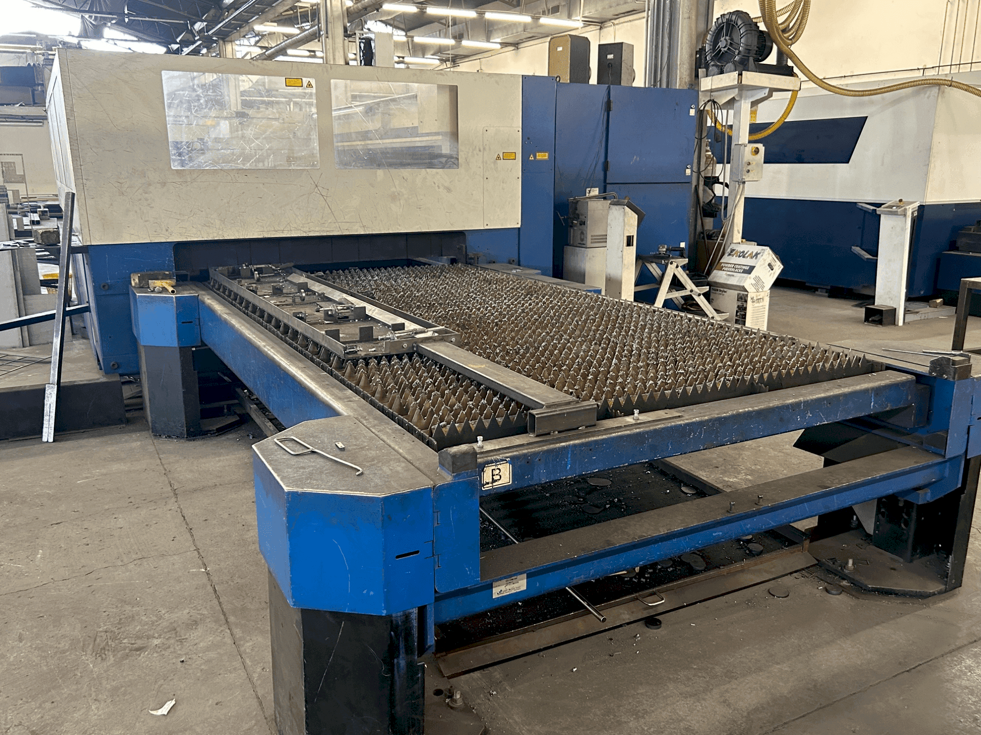 Vista frontal de la máquina TRUMPF trulaser 3030 (2007)