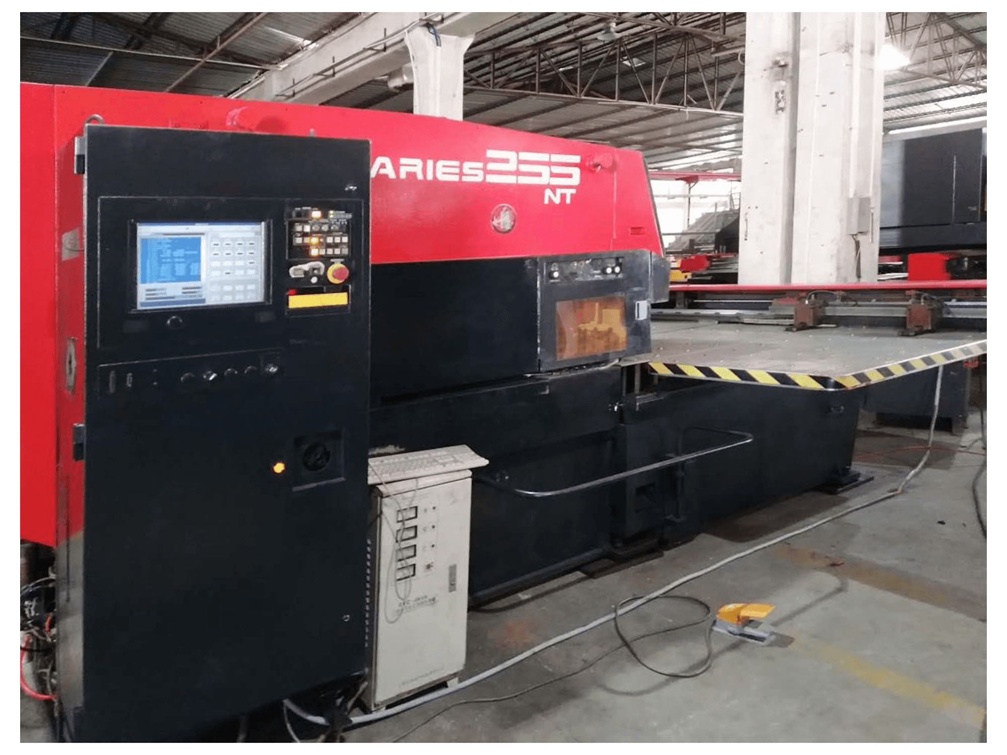 Vista izquierda de la máquina AMADA ARIES 255NT
