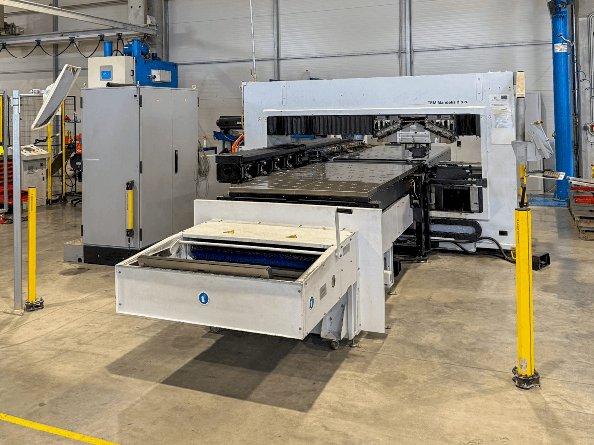 Vista frontal de la máquina TRUMPF TruPunch 1000 (S19)
