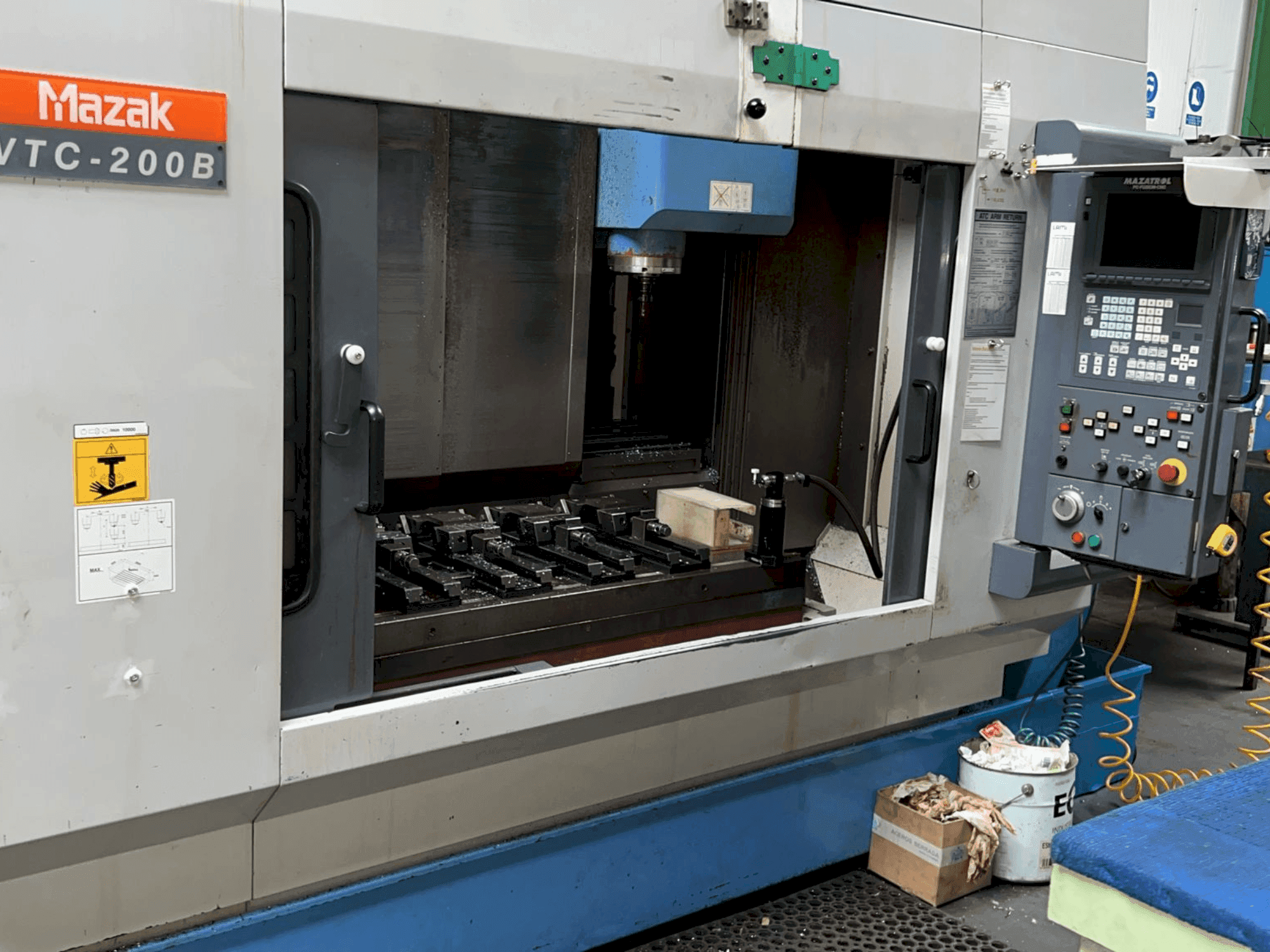 Vista frontal de la máquina Mazak VTC 200B