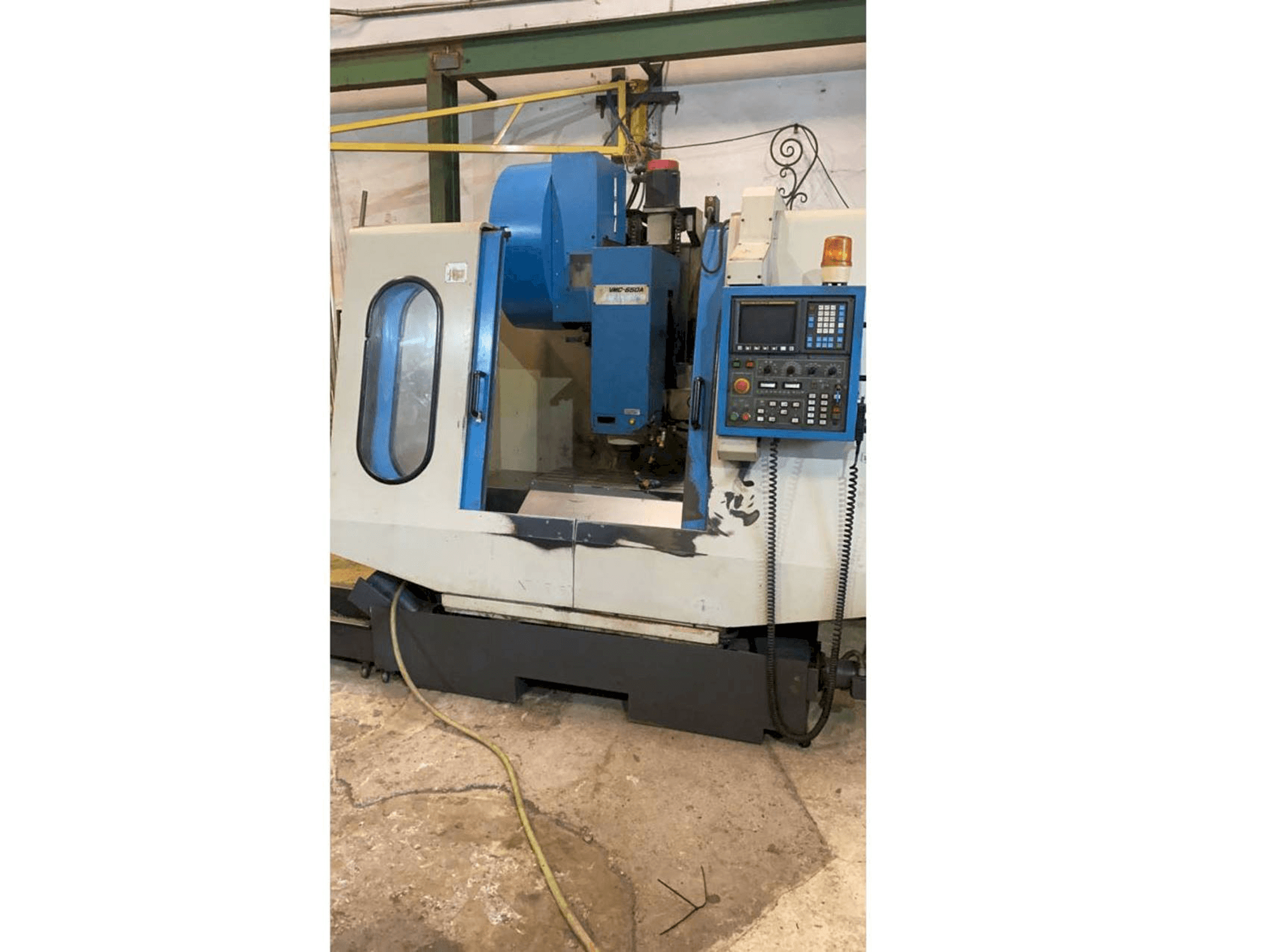 Vista frontal de la máquina Johnford VMC 650A