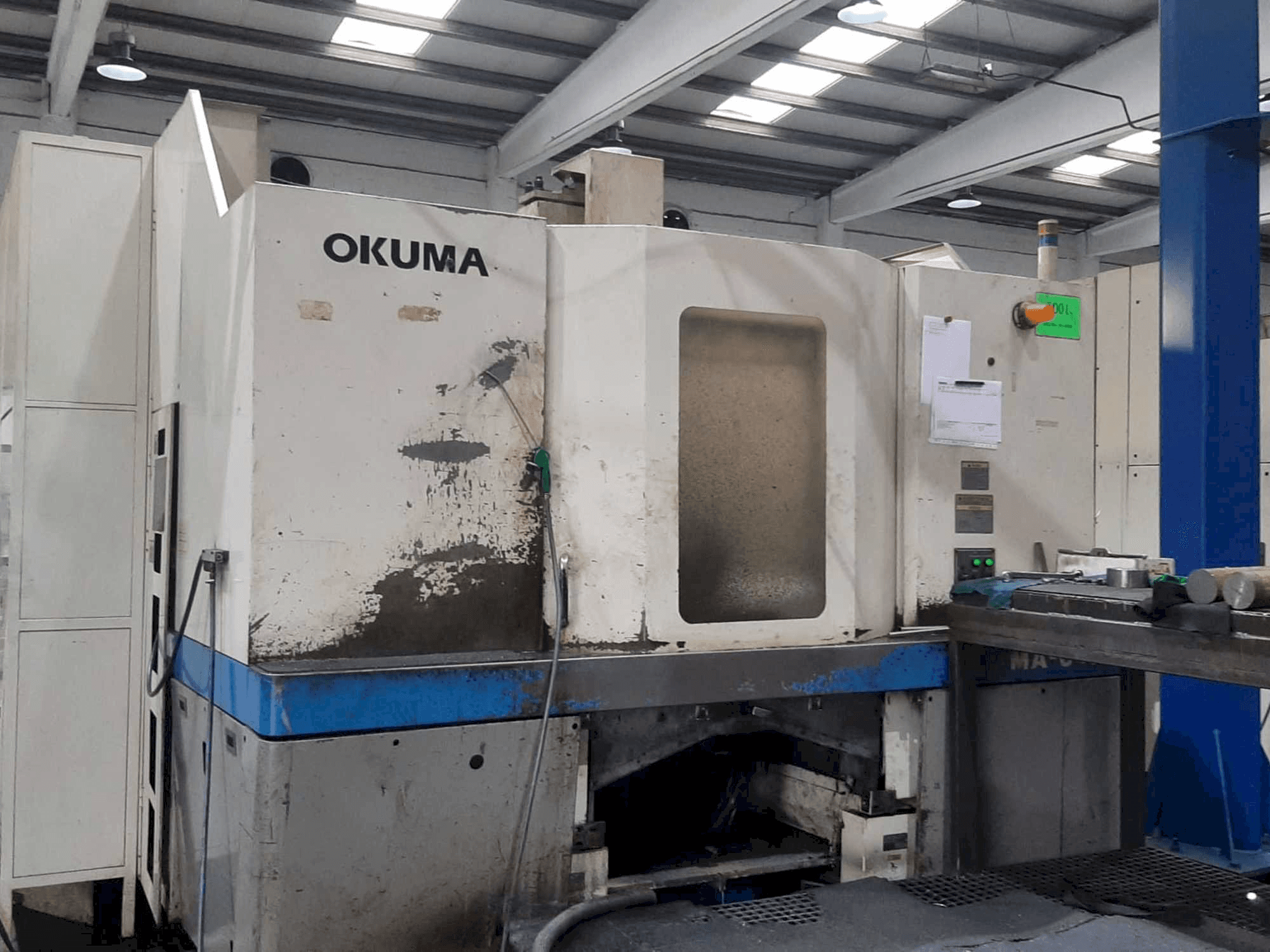 Vista frontal de la máquina Okuma MA-60HB
