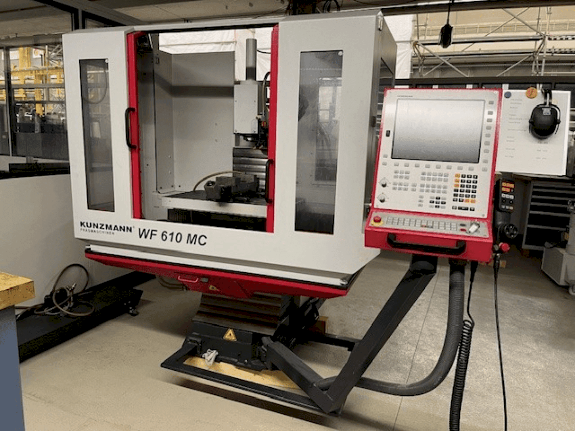Vista frontal de la máquina KUNZMANN WF 610MC