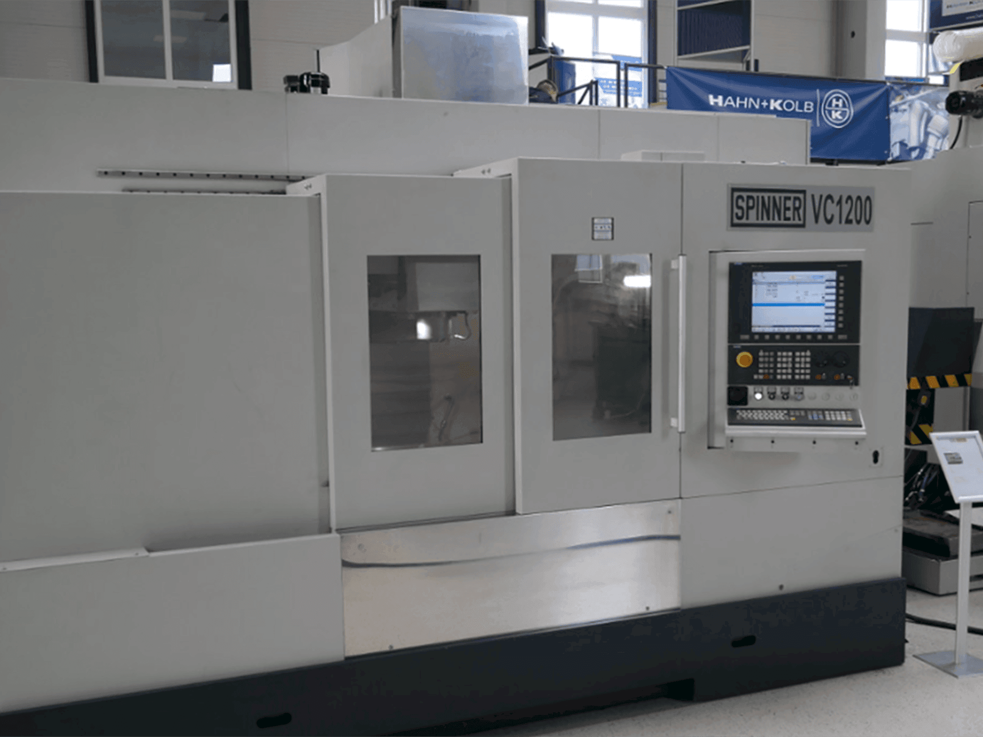 Vista frontal de la máquina SPINNER VC 1200