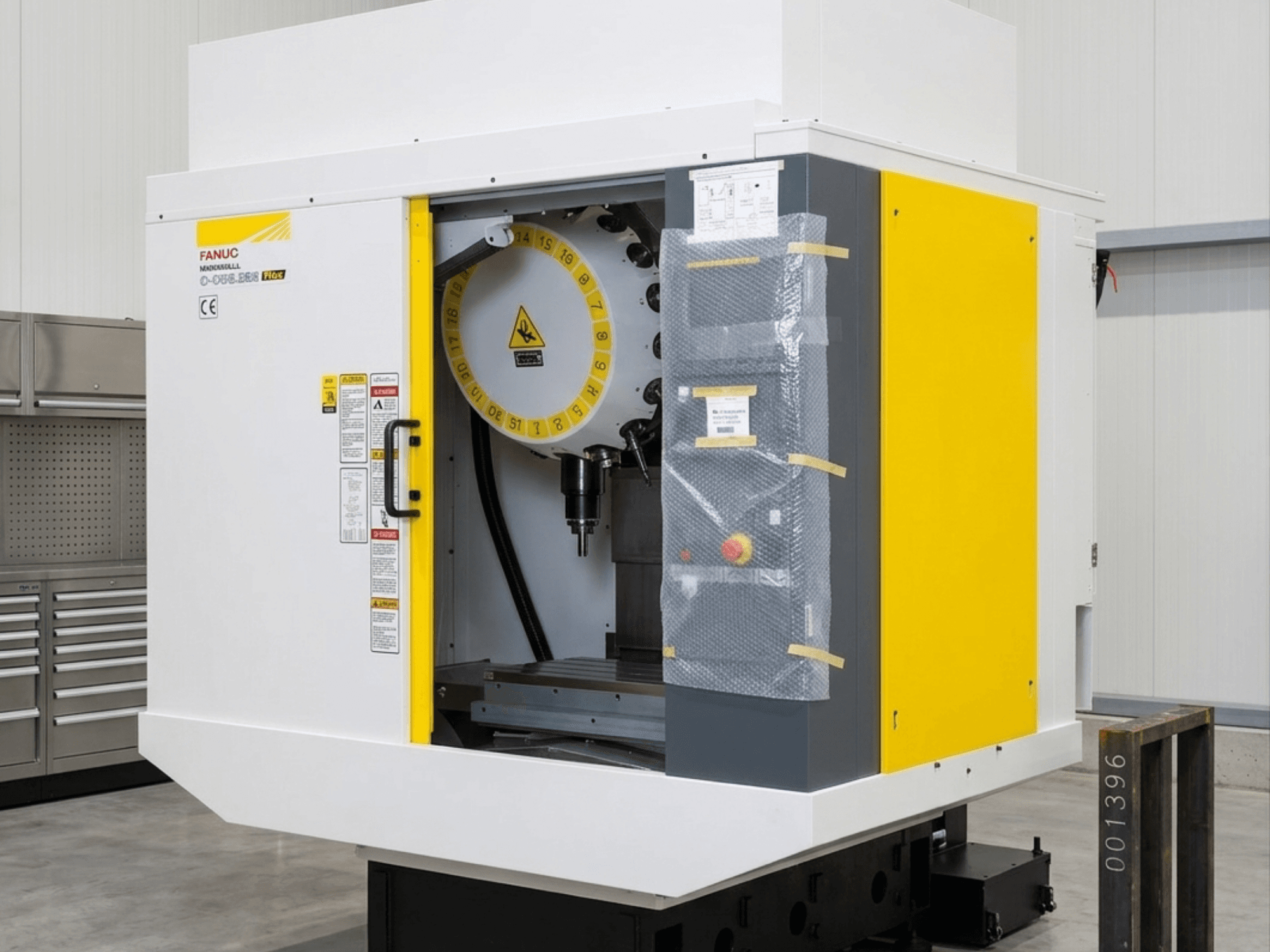 Centro de mecanizado vertical FANUC Robodrill D21MIB 5ADV Plus, vista frontal mostrando el panel de control y el área del husillo.