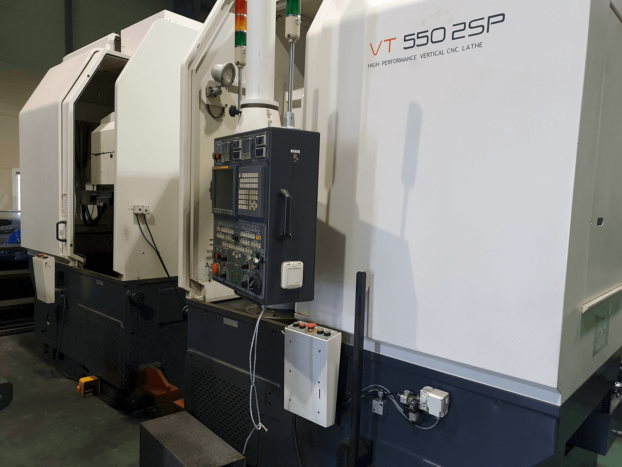 Vista frontal de la máquina HWACHEON VT-500 2SP