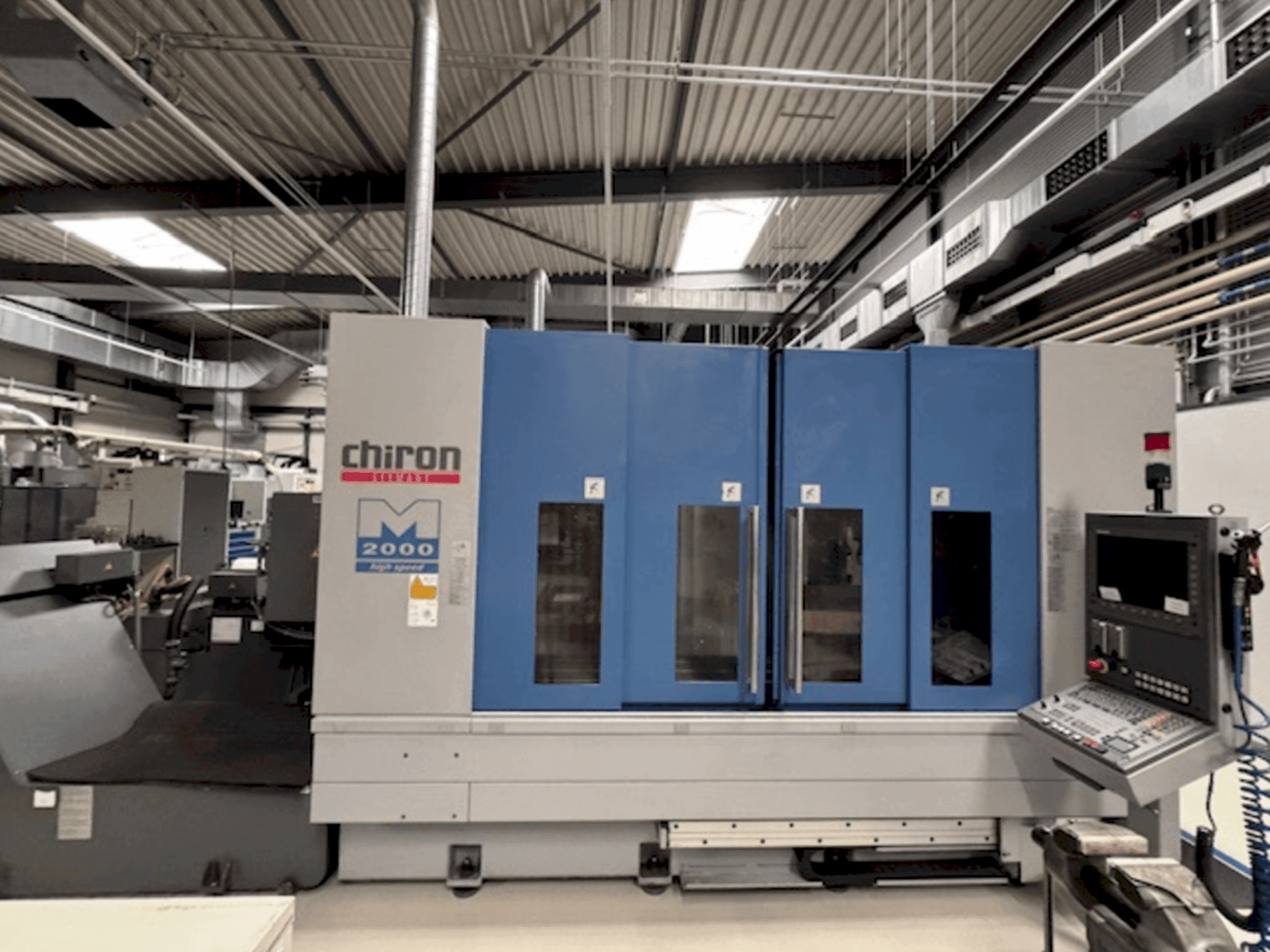 Vista frontal de la máquina CHIRON Mill 2000