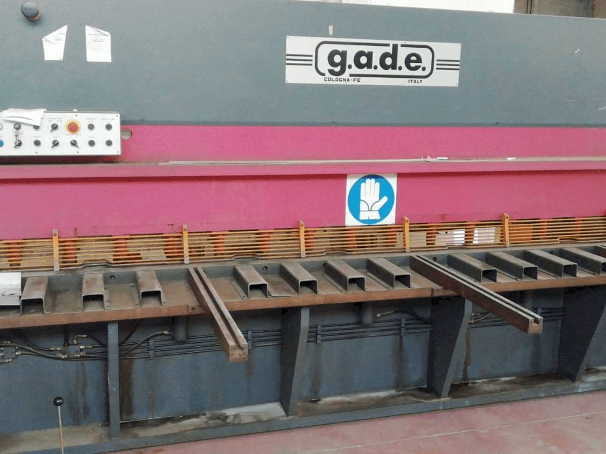 Vista frontal de la máquina Gade CO - 40 / 4