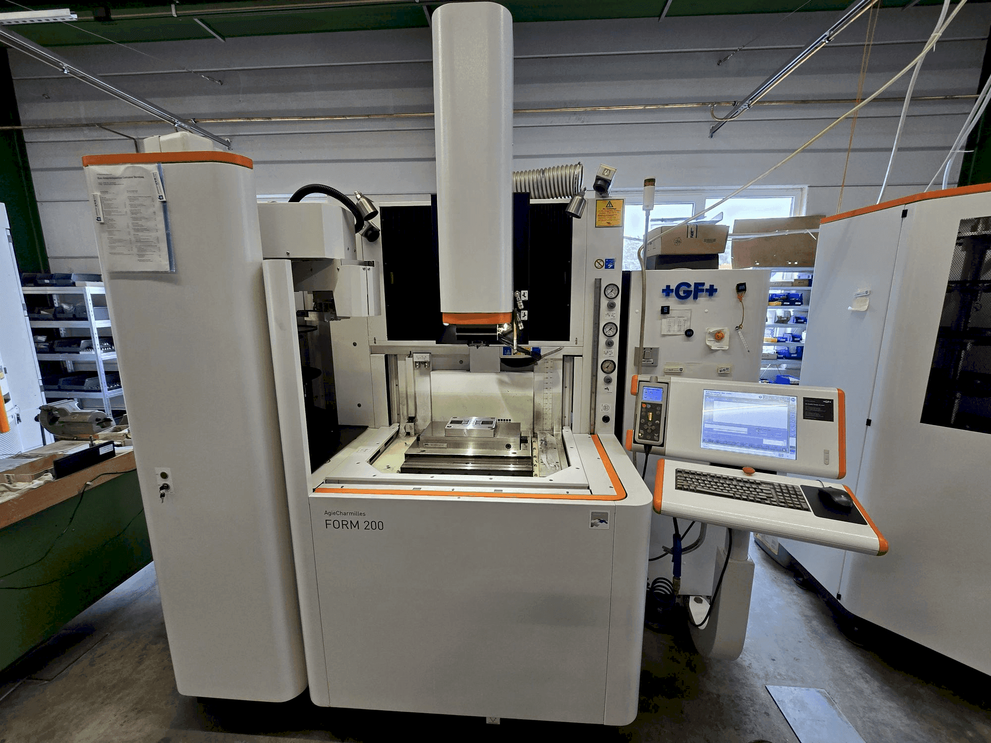 Vista frontal de la máquina AgieCharmilles FORM 200
