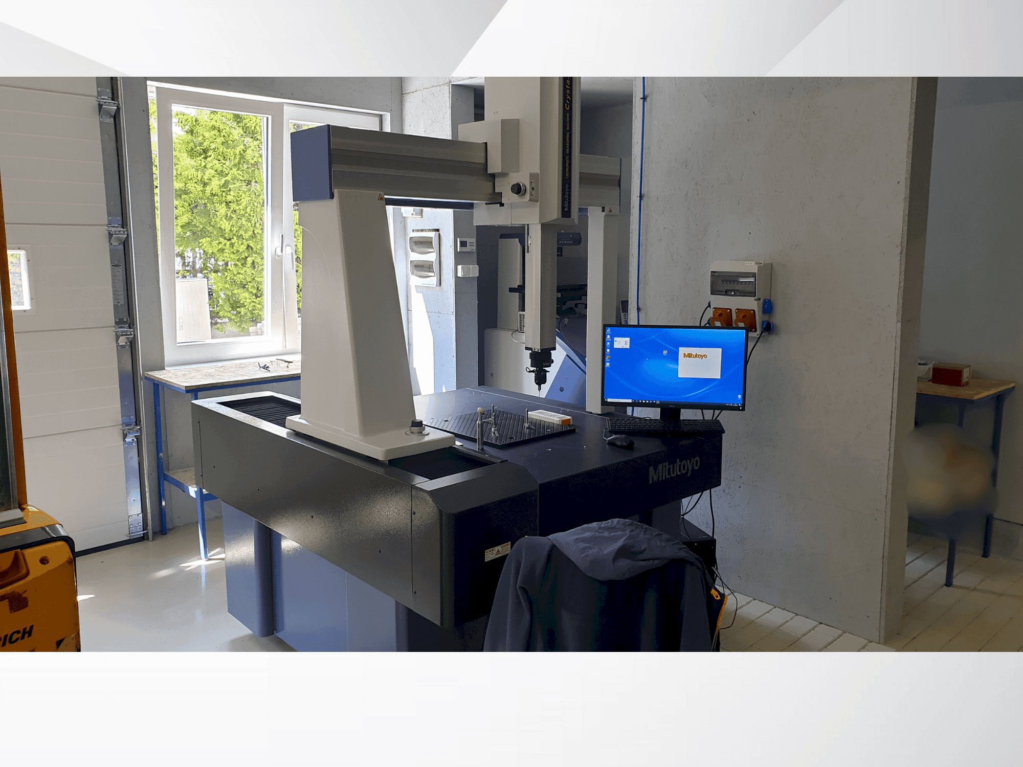 Vista frontal de la máquina Mitutoyo MITUTOYO Crysta Plus M 776