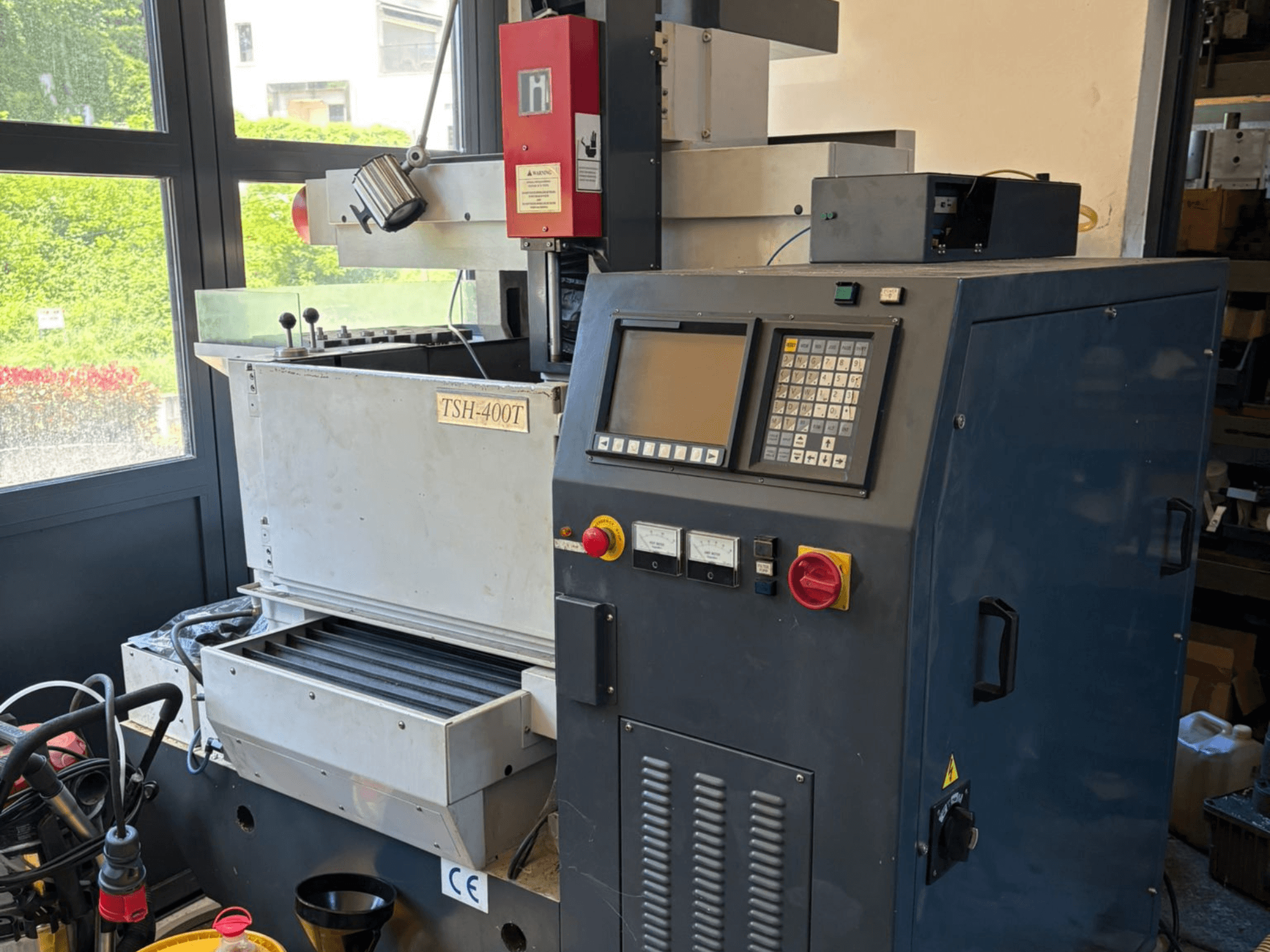 Vista superior de la máquina de electroerosión por penetración TOPEDM TSH-400T, que muestra el panel de control y la zona de trabajo. Adecuada para tareas de precisión.
