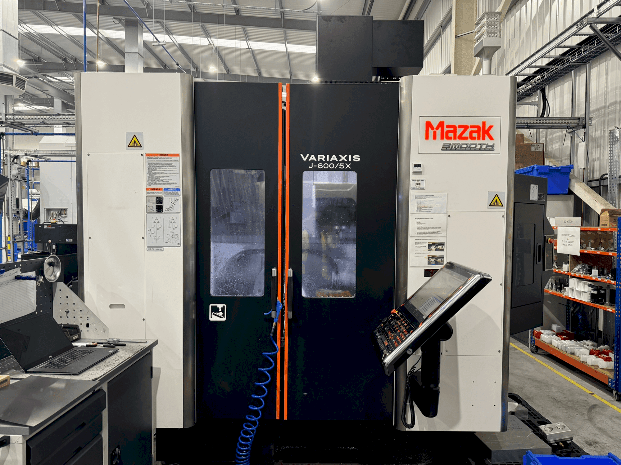 Vista frontal de la máquina Mazak Variaxis J-600