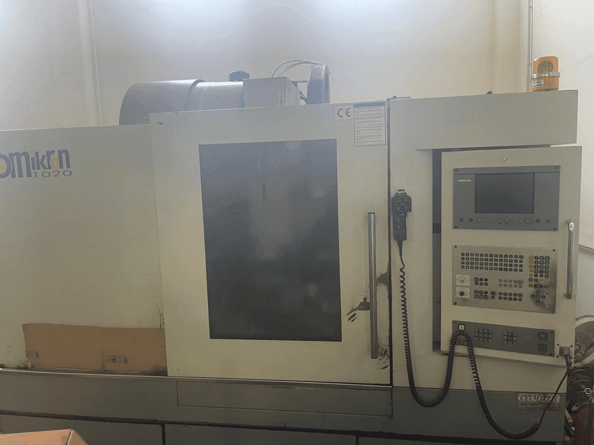 Vista frontal de la máquina HARTFORD Omikron VMC-1020 A