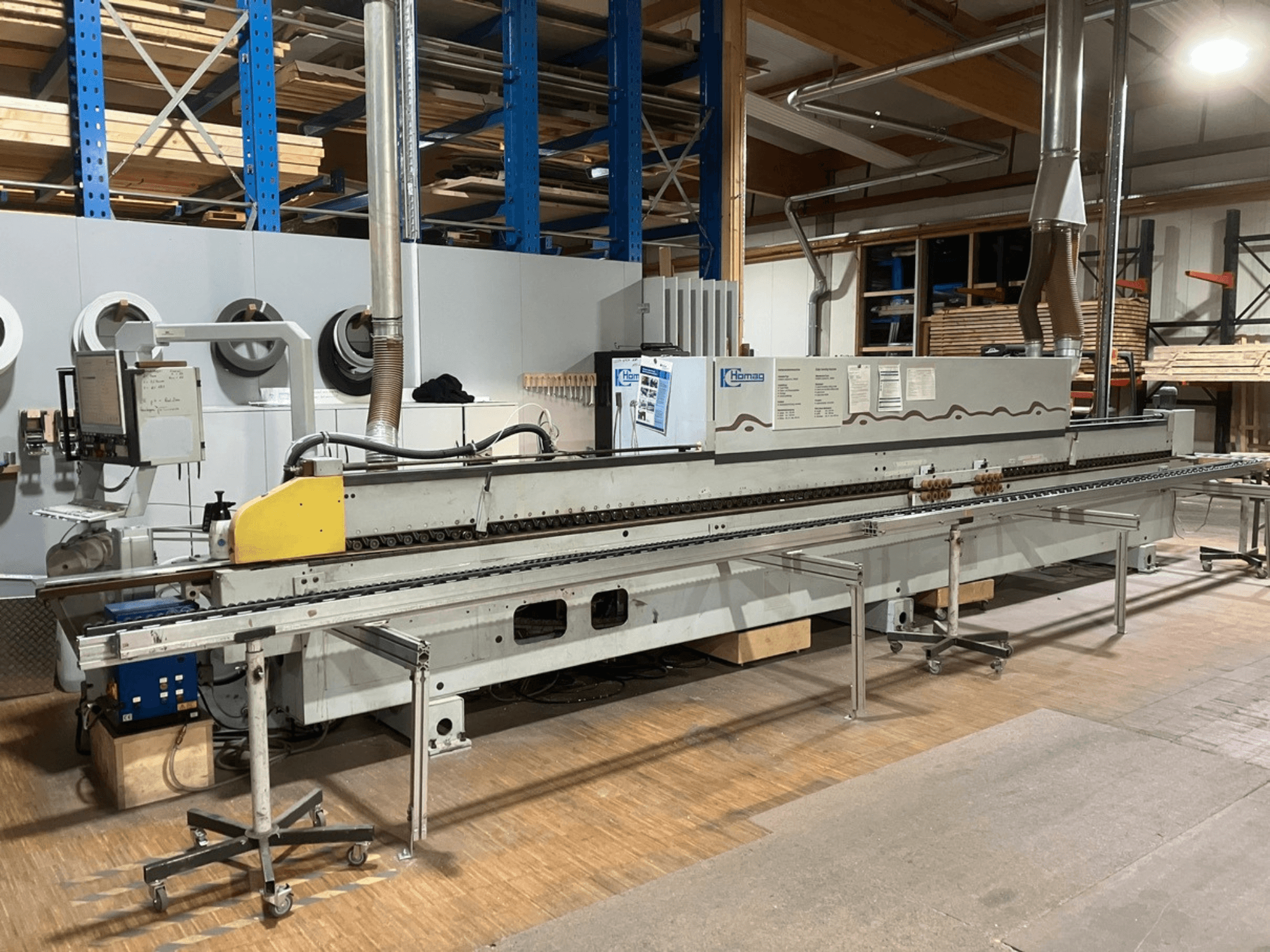 Máquina encintadora HOMAG Optimat KL 78/A20/S2 vista de perfil, en la que se aprecian el panel de control, la cinta transportadora y el sistema de extracción de polvo.