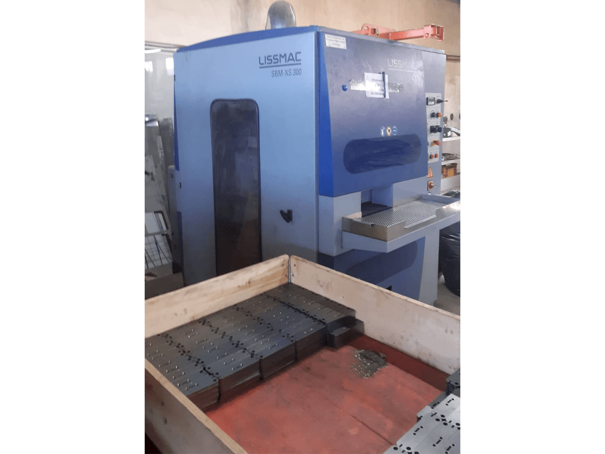 Vista frontal de la máquina LISSMAC SBM-XS 300