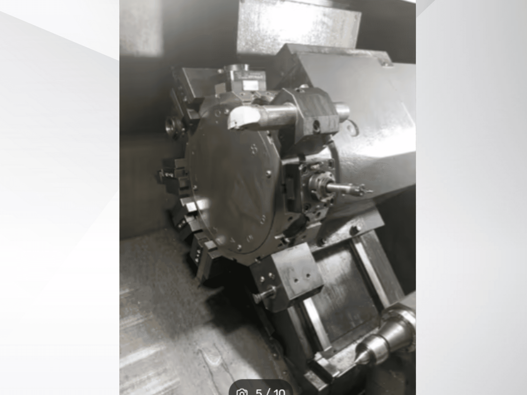 Primer plano de una pieza de máquina de precisión, mostrando engranajes y componentes metálicos, vista desde una perspectiva angular. No se ve ninguna marca.