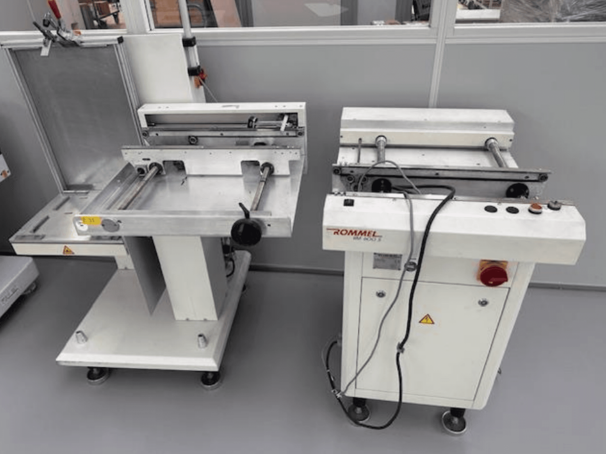 Etiquetadora Rommel HM 5033, vista frontal; incorpora panel de control, rodillos y superficies de acero inoxidable.