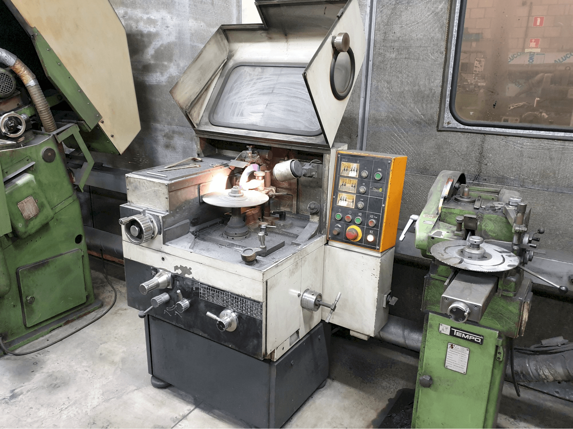 Vista derecha de la máquina Loroch K400