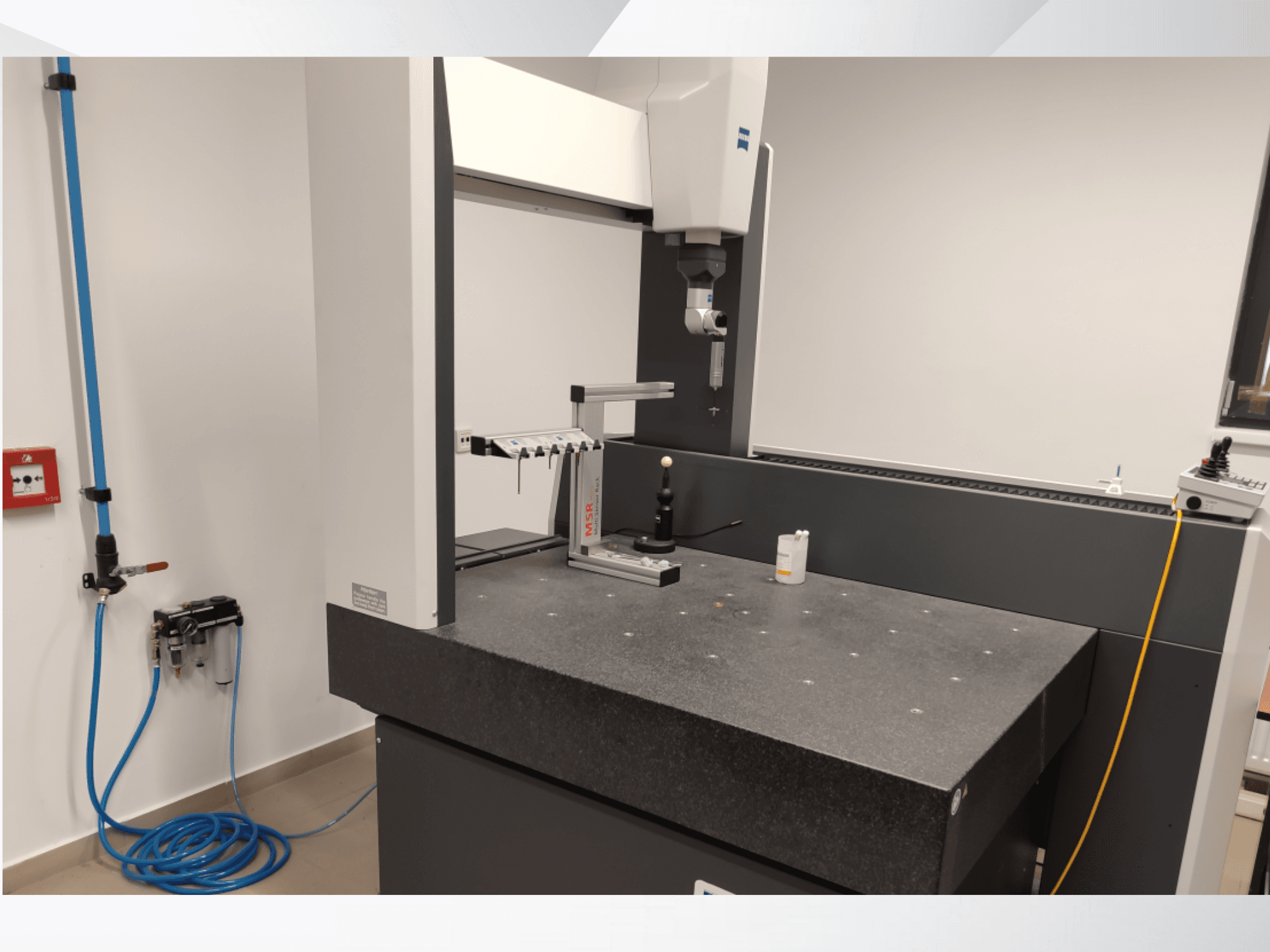 Dispositivo de medición MSR en un laboratorio, vista frontal que muestra una mesa de granito, esfera de calibración y utilidades conectadas.