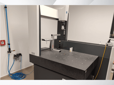 Dispositivo de medición MSR en un laboratorio, vista frontal que muestra una mesa de granito, esfera de calibración y utilidades conectadas.