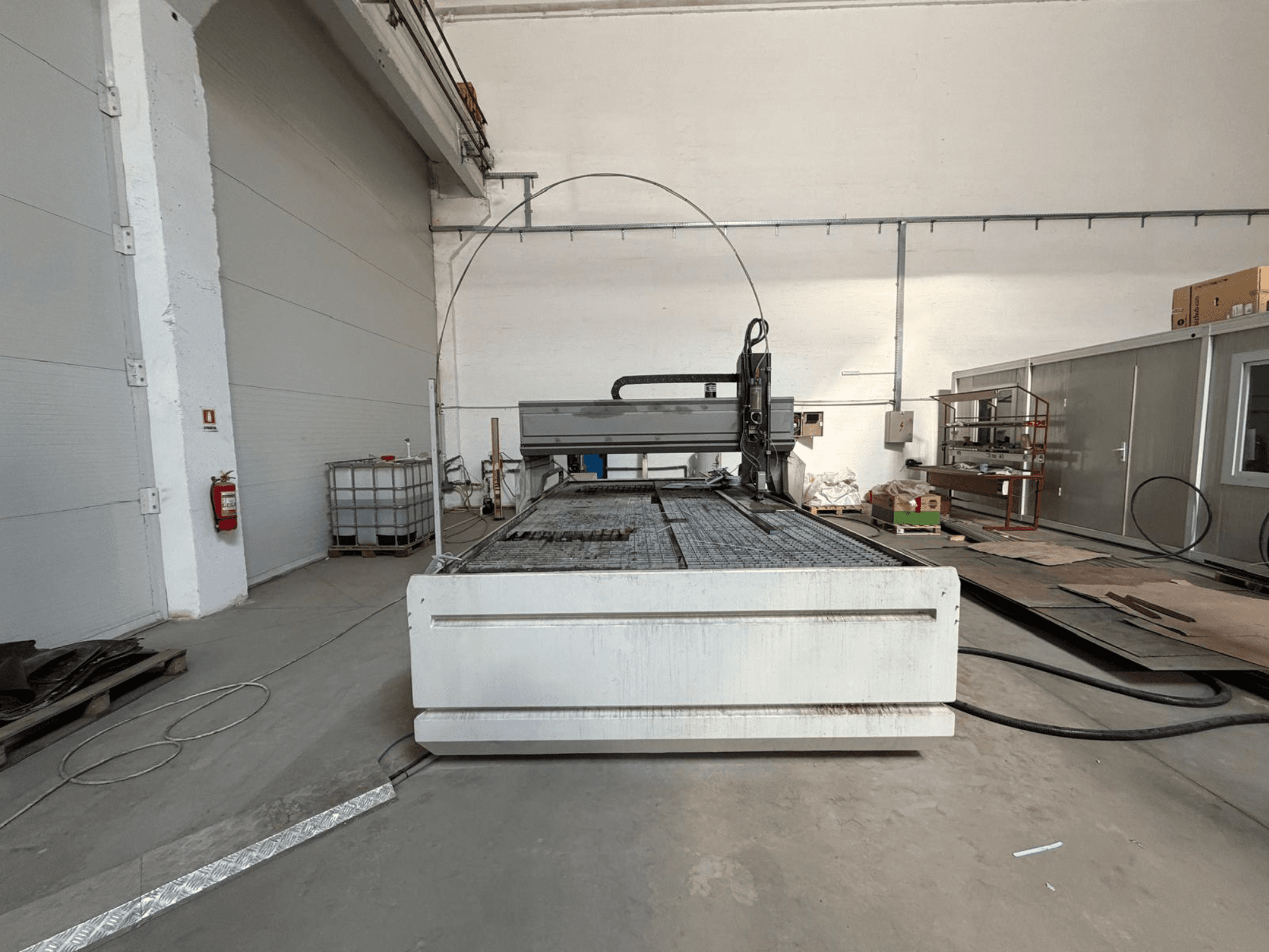 Máquina de corte por chorro de agua CMS SMARTLINE 2040, vista frontal, en la que se aprecia su amplia superficie plana y su entorno industrial.