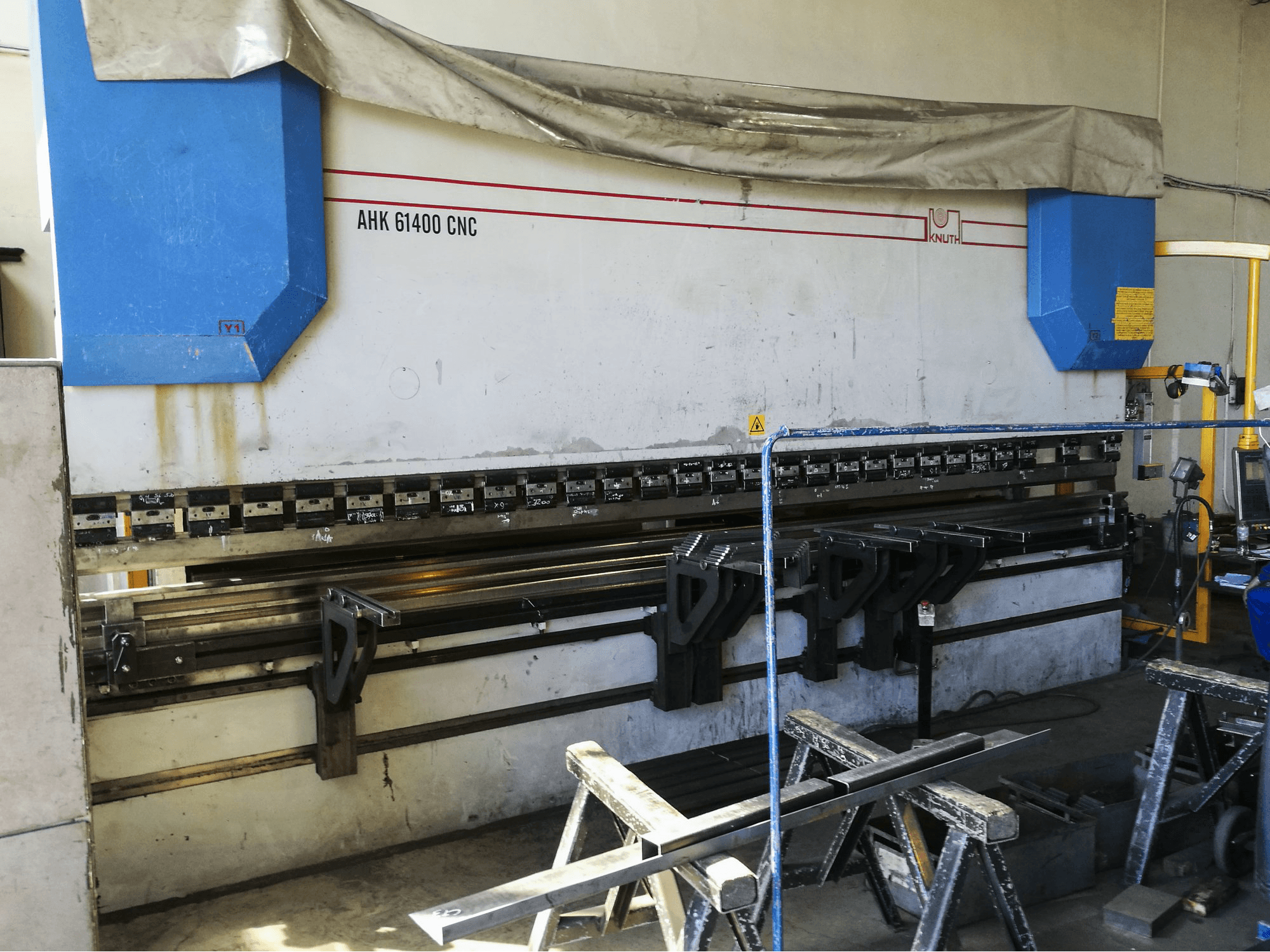 Vista izquierda de la máquina KNUTH AHK 61400 CNC