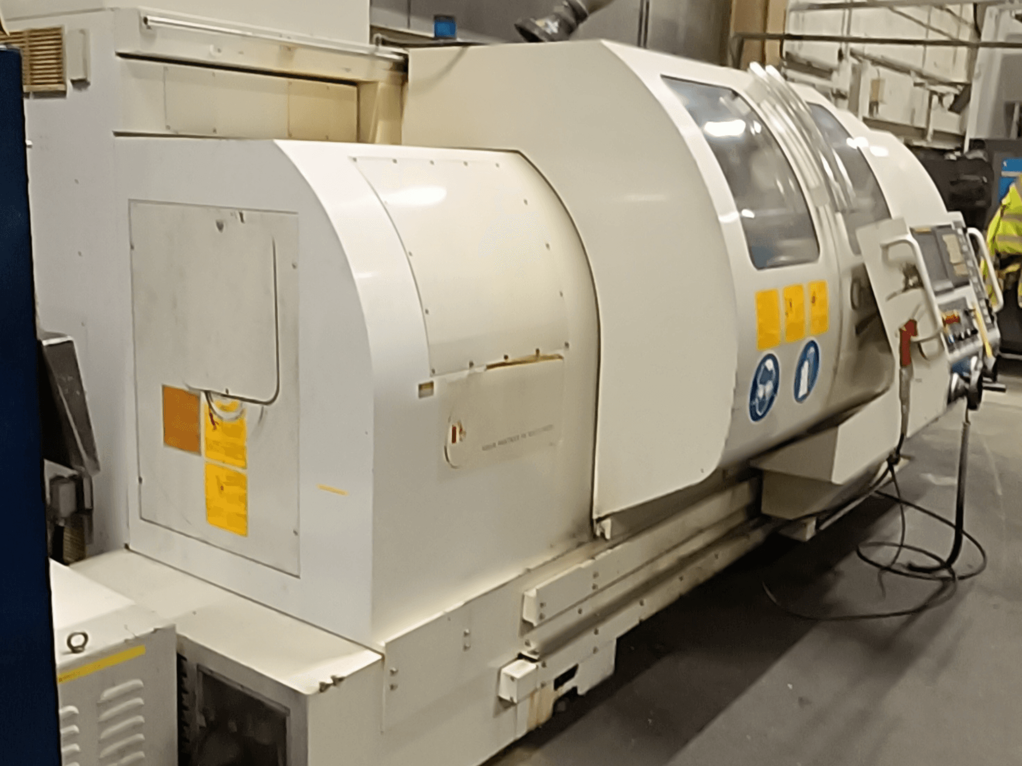 Tornero horizontal MONDIALE BNC-2260XL, vista lateral, con panel de control y etiquetas de seguridad.