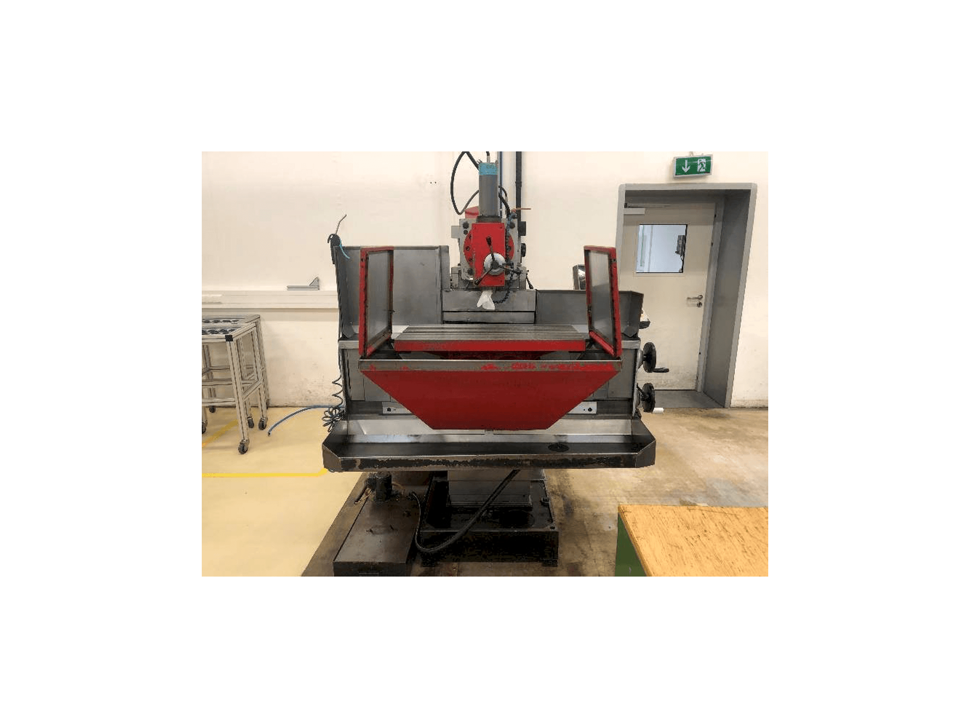 Vista frontal de la máquina EMCO FB5