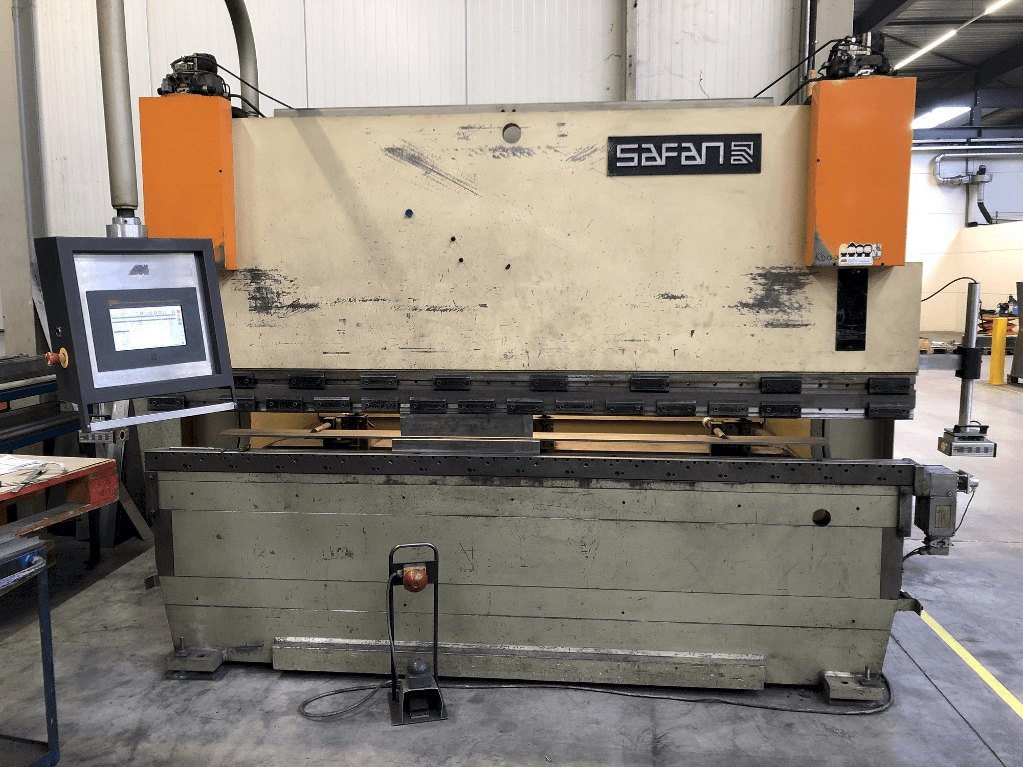 Vista frontal de la máquina Safan CNCL 110T