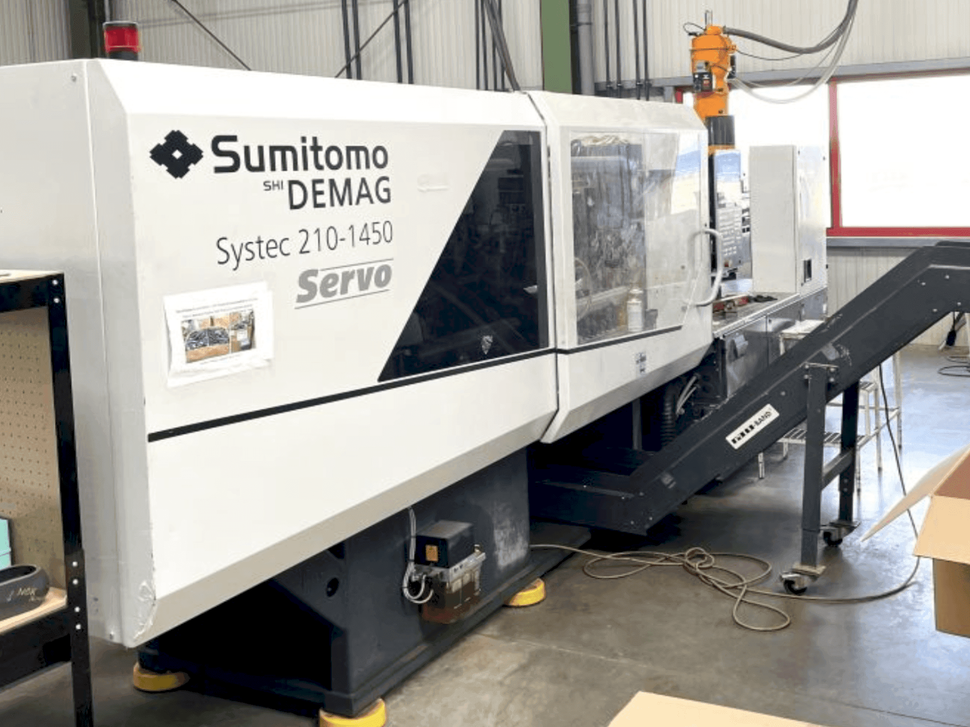 Vista frontal de la máquina DEMAG System 210-1450