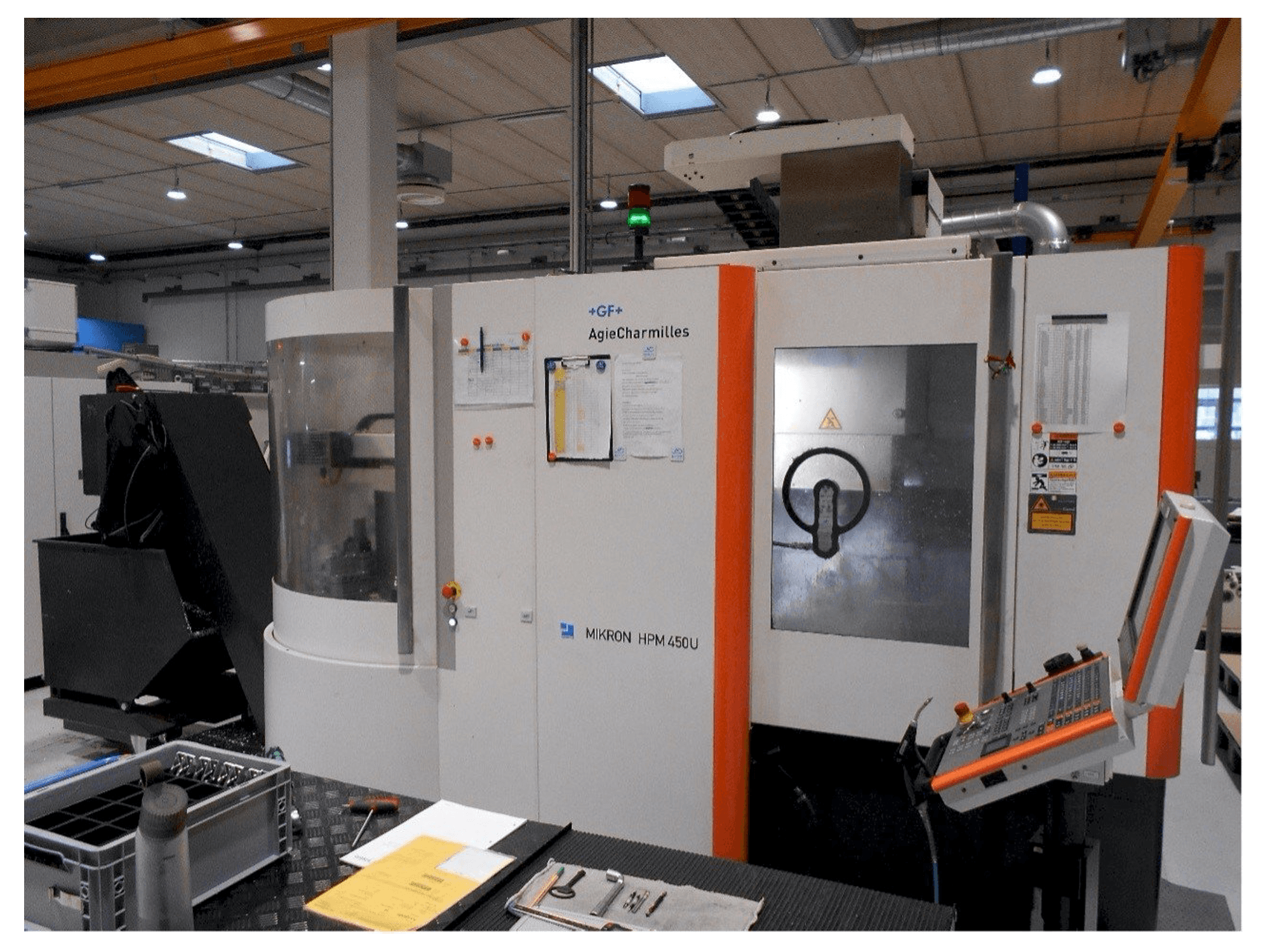 Vista frontal de la máquina AgieCharmilles Mikron HPM 450U