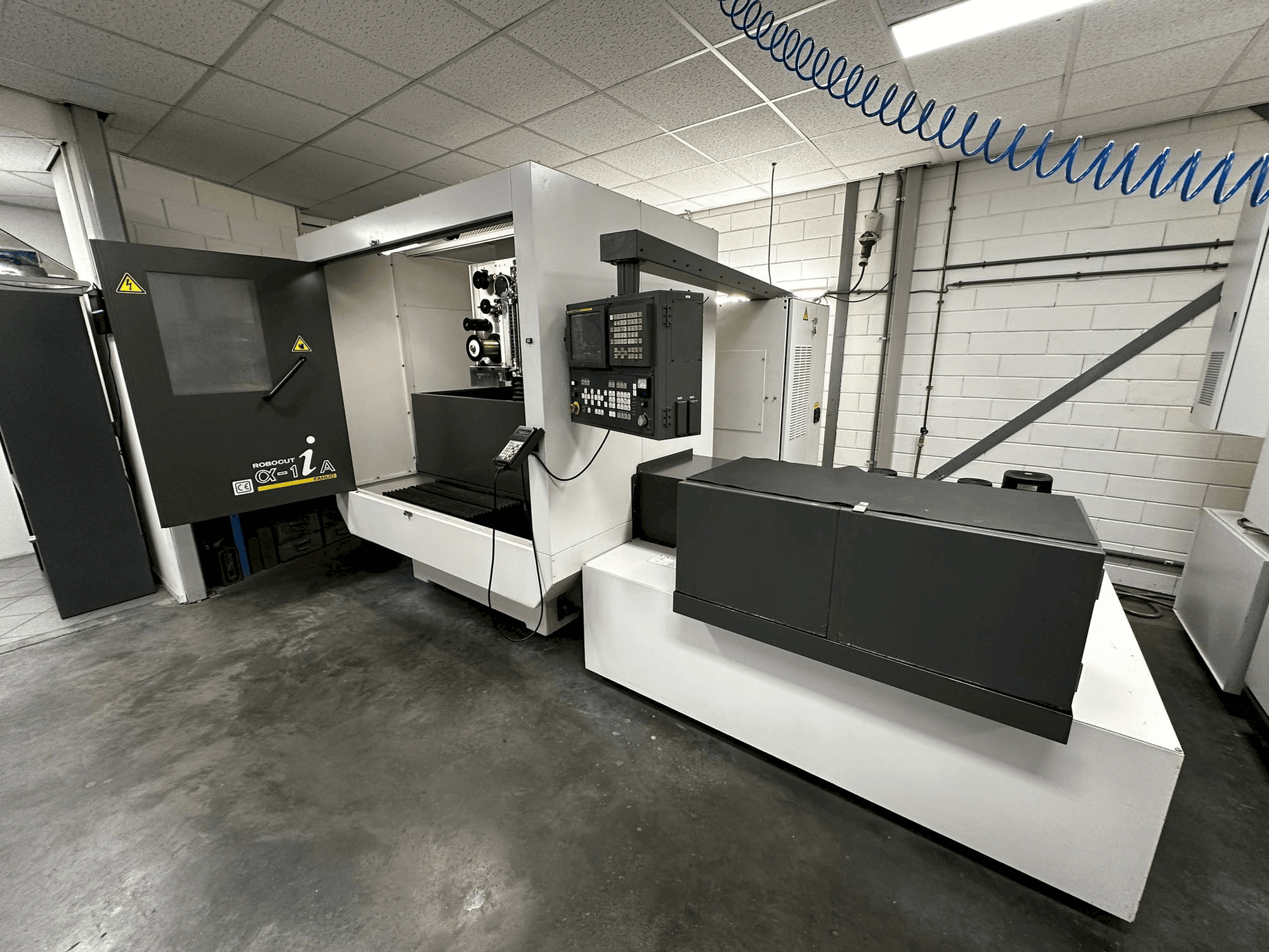 Vista frontal de la máquina FANUC Robocut α-1iA