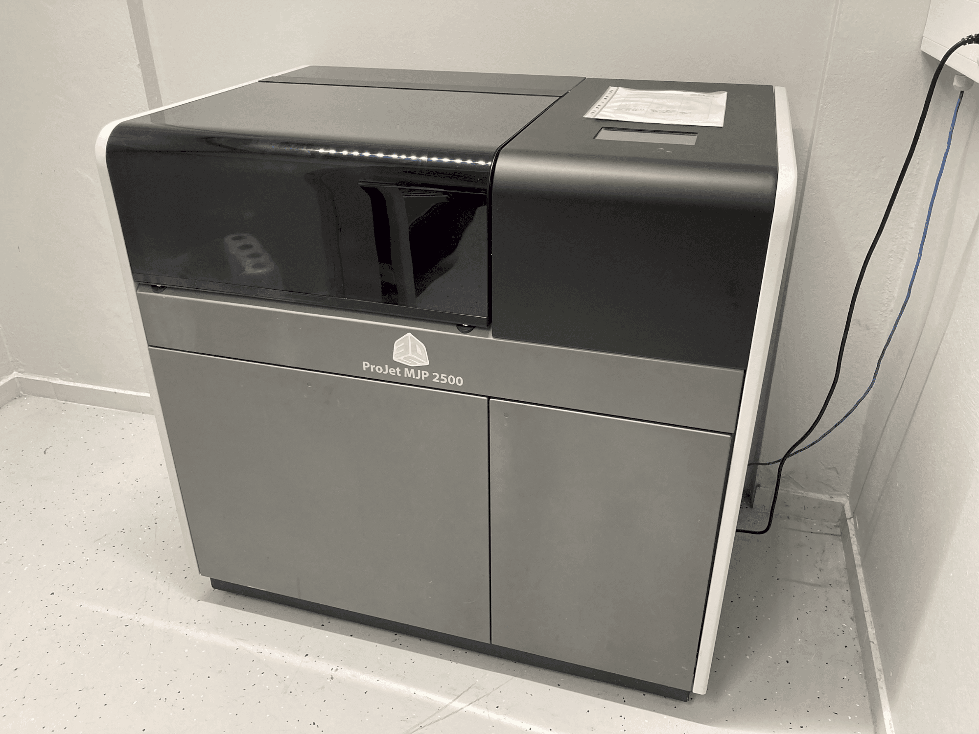 Vista frontal de la máquina 3DSYSTEMS Projet 2500 Plus