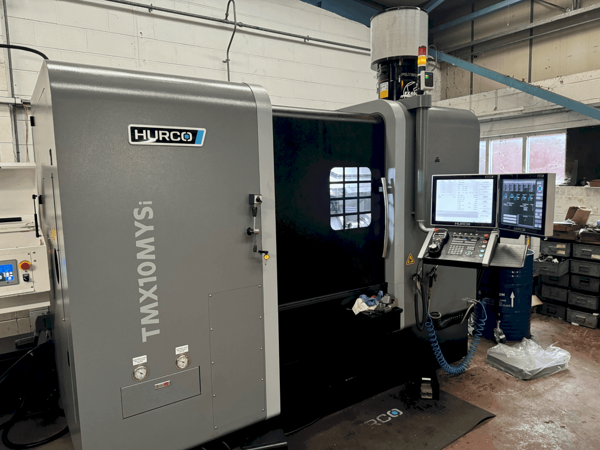 Vista frontal de la máquina Hurco TMX10-MYSi
