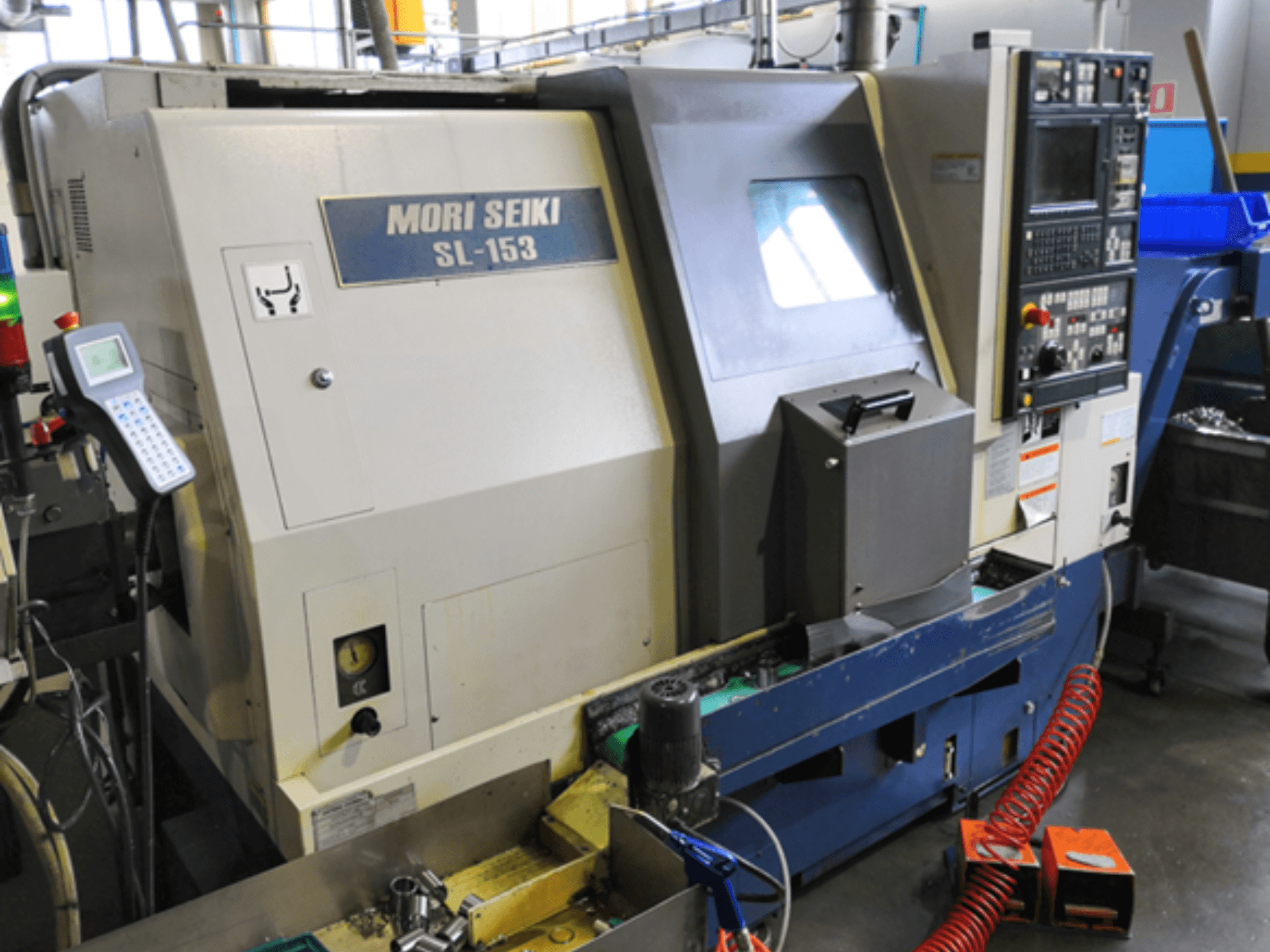 Tornos horizontales MORI SEIKI SL-153 SMC, vista frontal, mostrando el panel de control y las características de funcionamiento.
