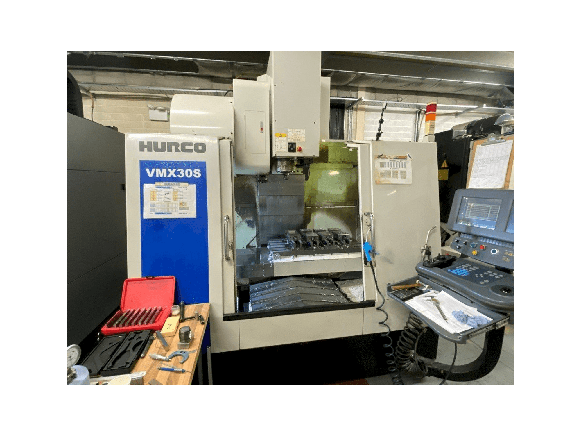 Vista frontal de la máquina Hurco VMX30S