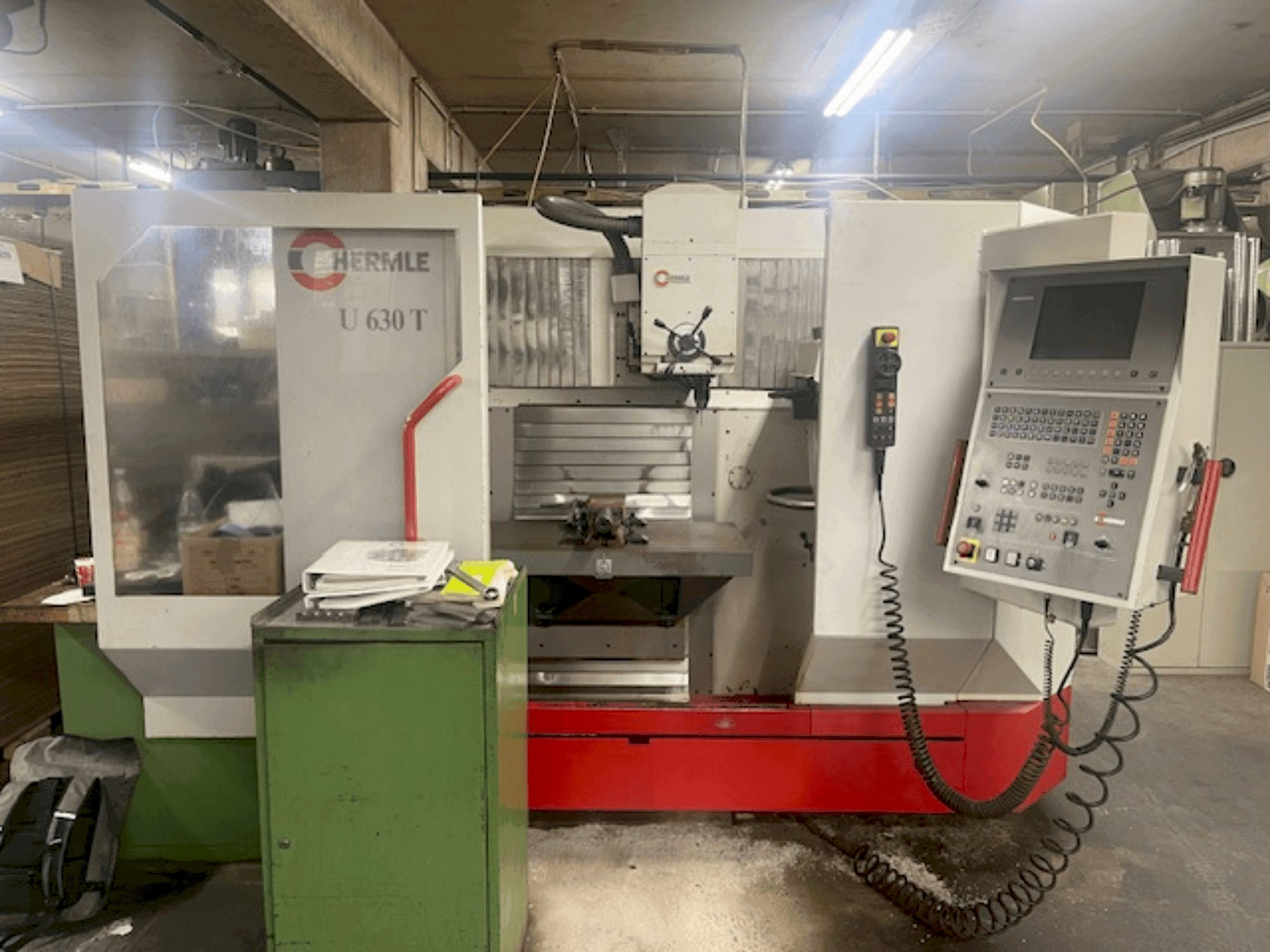 Vista frontal de la máquina HERMLE U 630 T