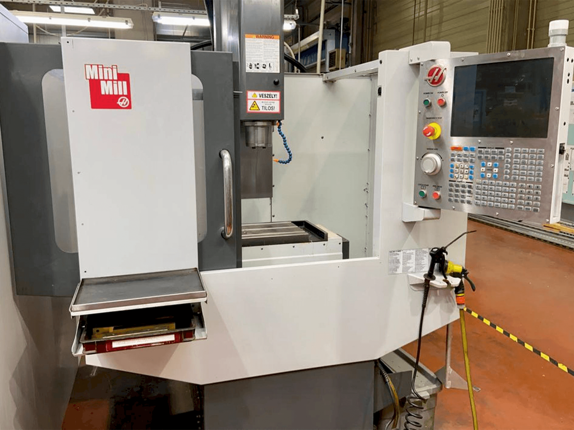 Vista frontal de la máquina HAAS MINIMILL