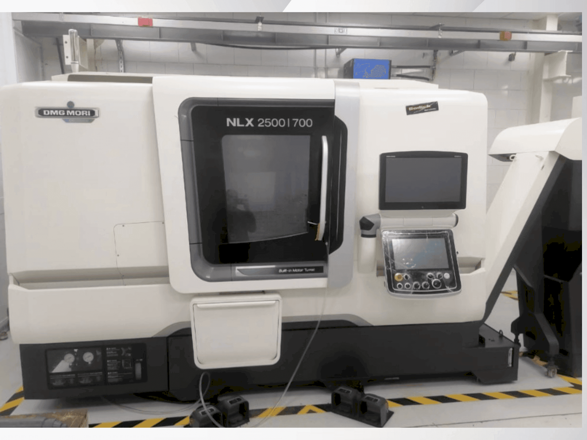Vista frontal de la máquina DMG MORI NLX 2500/700