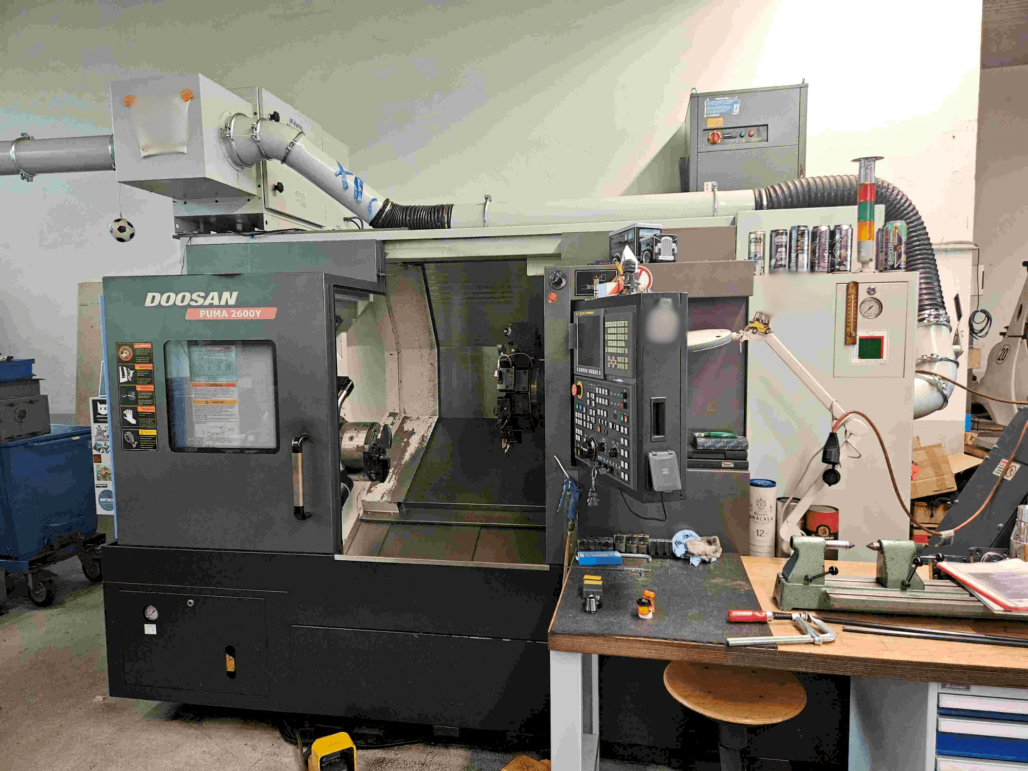 Vista frontal de la máquina DOOSAN PUMA 2600Y
