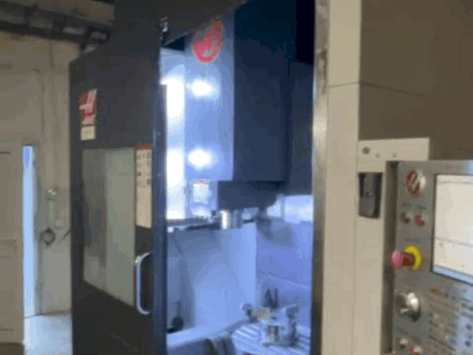 Vista frontal de la máquina HAAS UMC-750