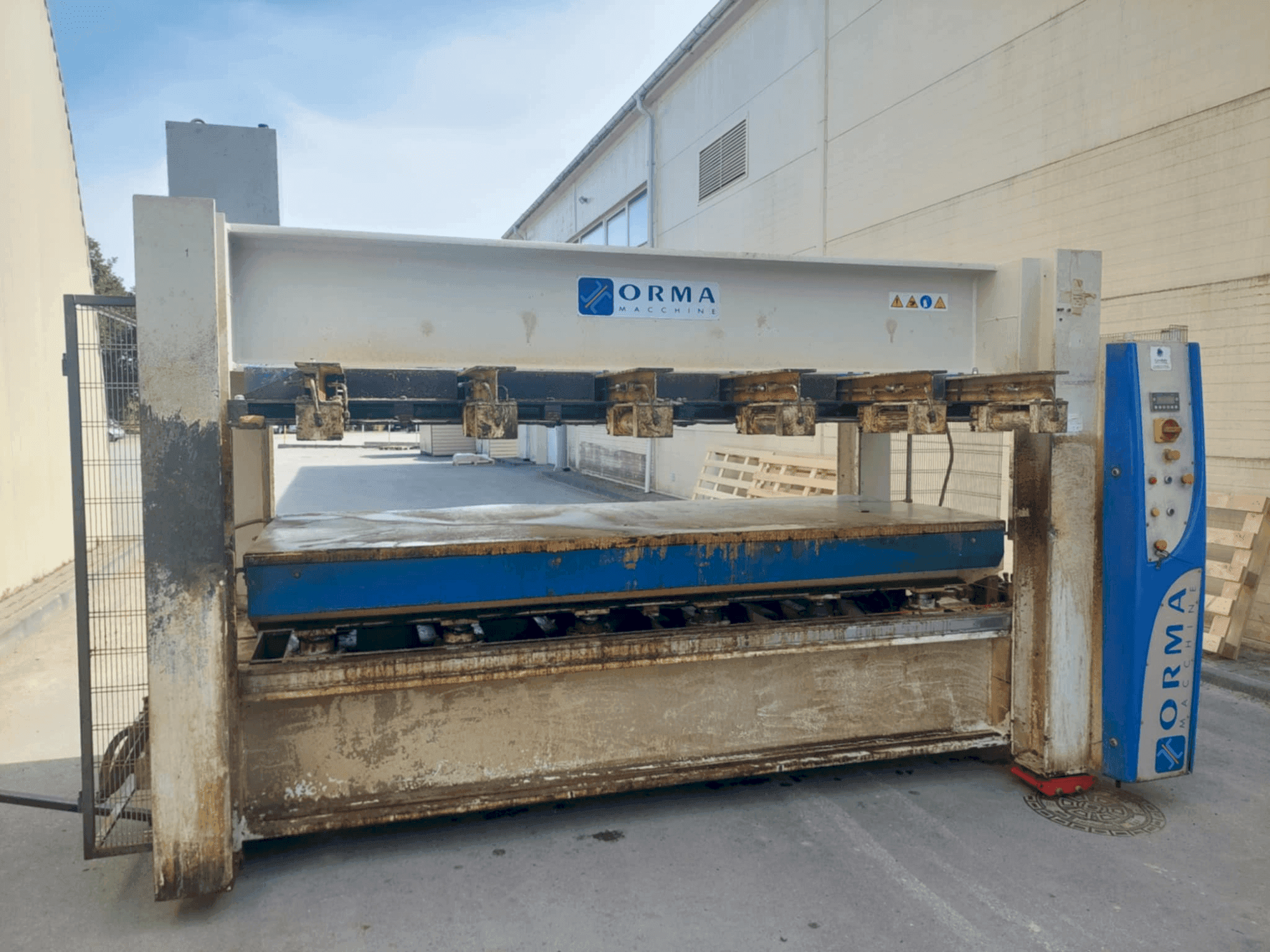 Vista frontal de la máquina ORMA NPC/L DIGIT30/13AF-BO