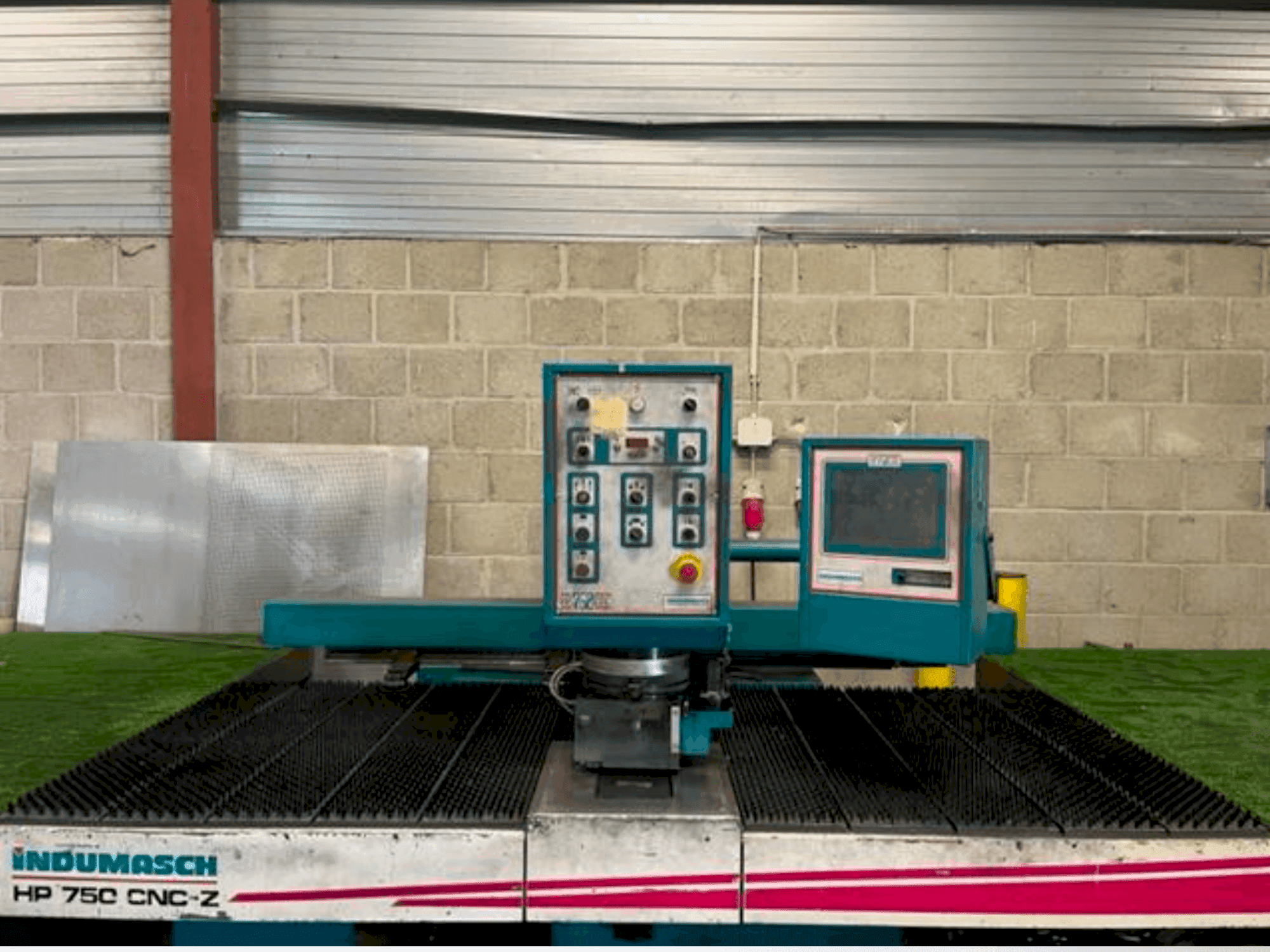 Vista frontal de la máquina Indumasch HP 750 CNC/Z