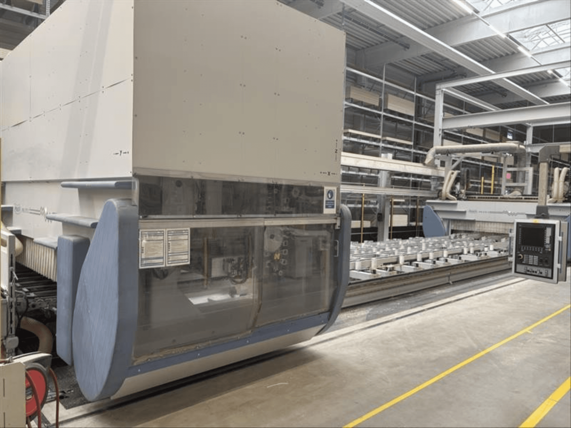 Centro de mecanizado CNC MAKA PM 270 X, vista frontal mostrando el panel de control y los detalles de la maquinaria en un entorno de fábrica.