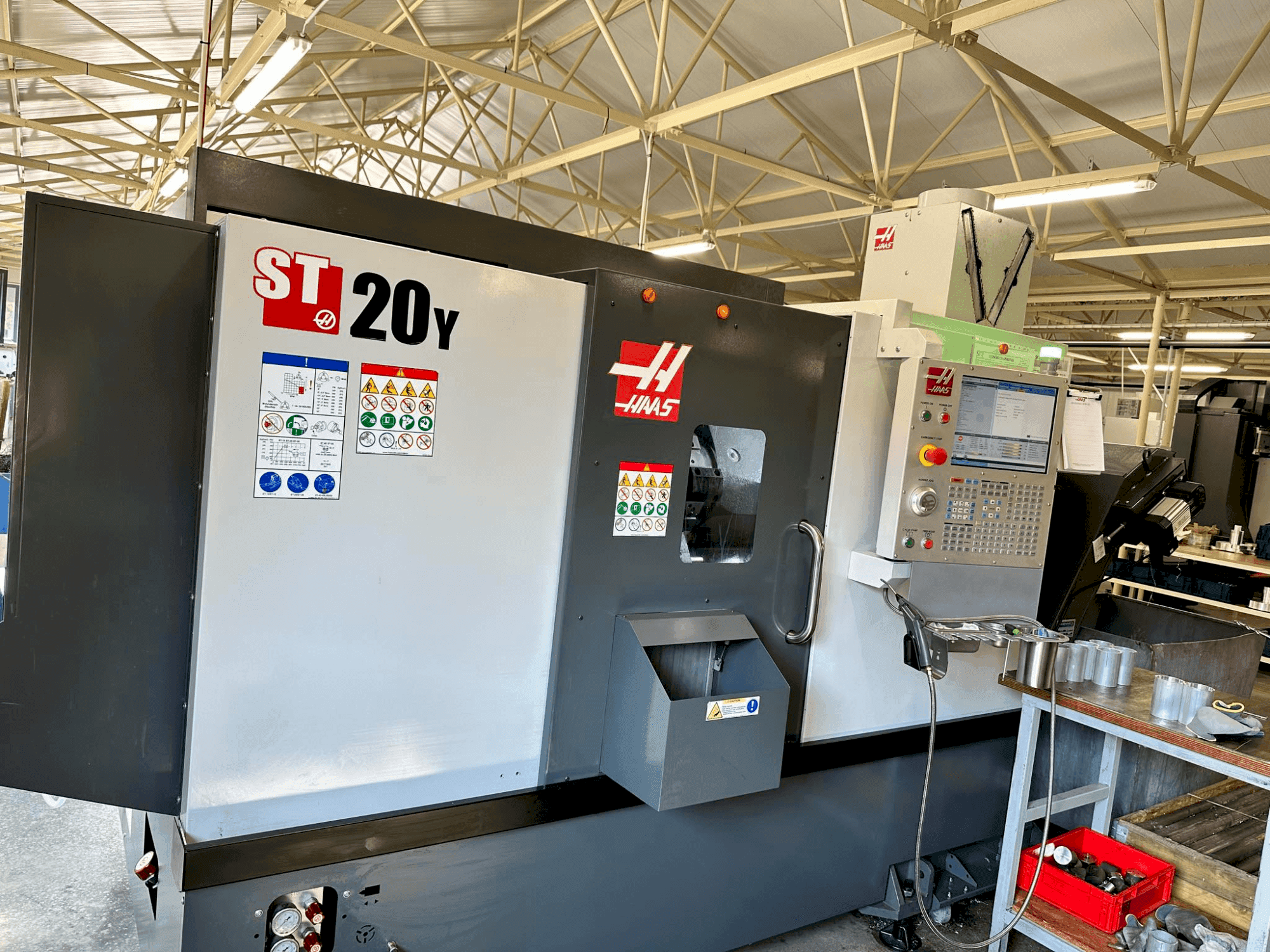 Vista frontal de la máquina HAAS ST-20Y (2022)